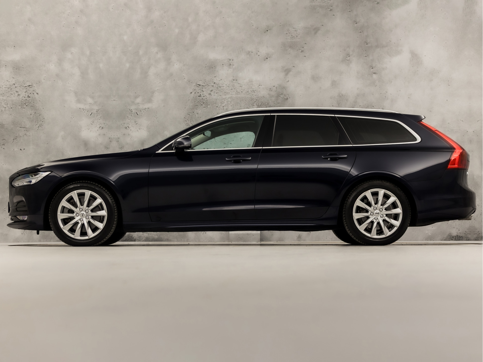 Volvo V90 2.0 T4 Momentum Sport 190Pk Automaat (APPLE CARPLAY, GROOT NAVI, LEDER, GETINT GLAS, STOELVERWARMING ACHTER, MEMORY SEATS, ELEK ACHTERKLEP, NIEUWE APK, NIEUWSTAAT)