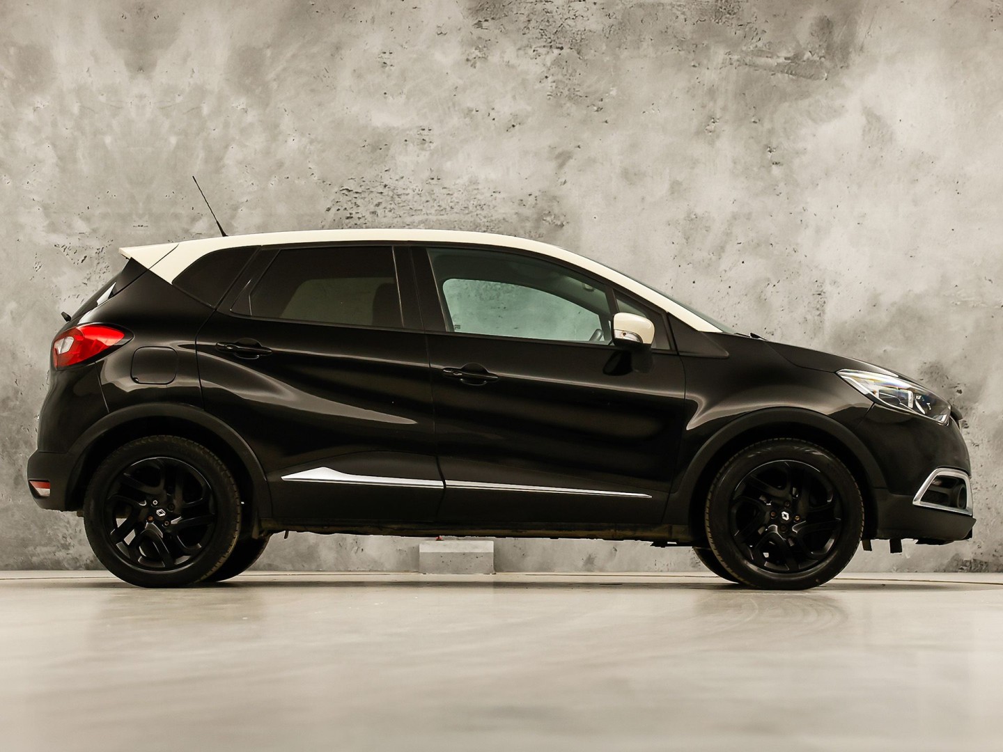 Renault Captur 0.9 TCe Dynamique Black Pack Automaat (NAP, NAVIGATIE, CLIMATE, GETINT GLAS, CAMERA, SPORTSTOELEN, CRUISE, ELEK PAKKET, NIEUWSTAAT)