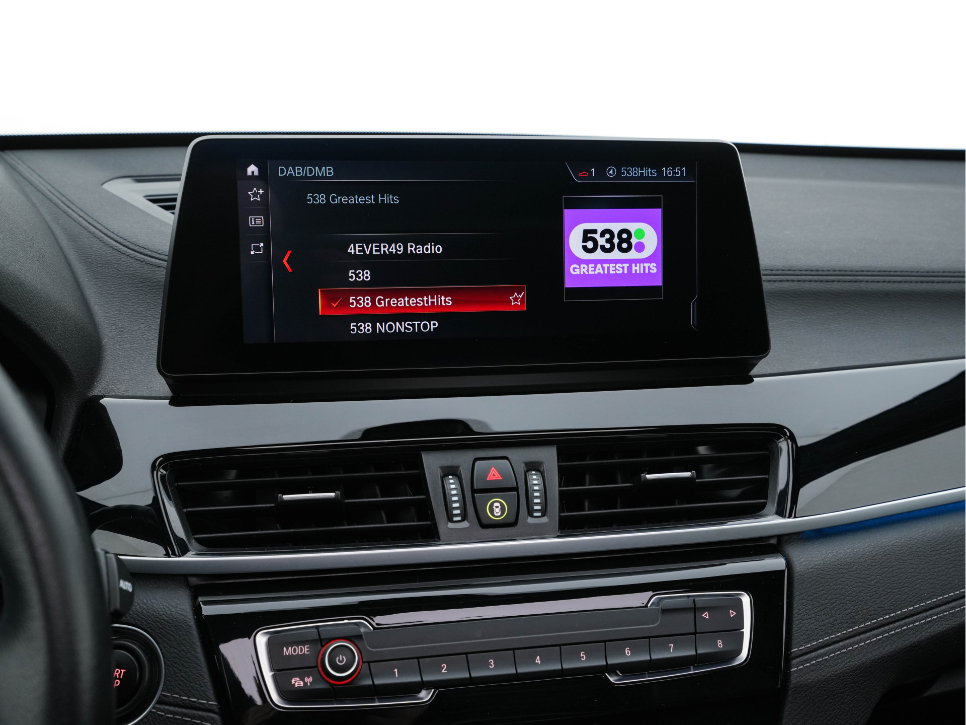 BMW X1 xDrive25e Sportline Business Edition Plus (Plug-In) (INCL-BTW) Aut. *PANO | LEATHER | FULL-LED | HEATED-SPORTSEATS | HIFI-SYSTEM | CAMERA | PRIVACYGLASS | NAVI-FULLMAP | ECC | HEAD-UP | PDC | KEYLESS | DAB | CRUISE | TOWBAR | AMBIENTLIGHT | 18