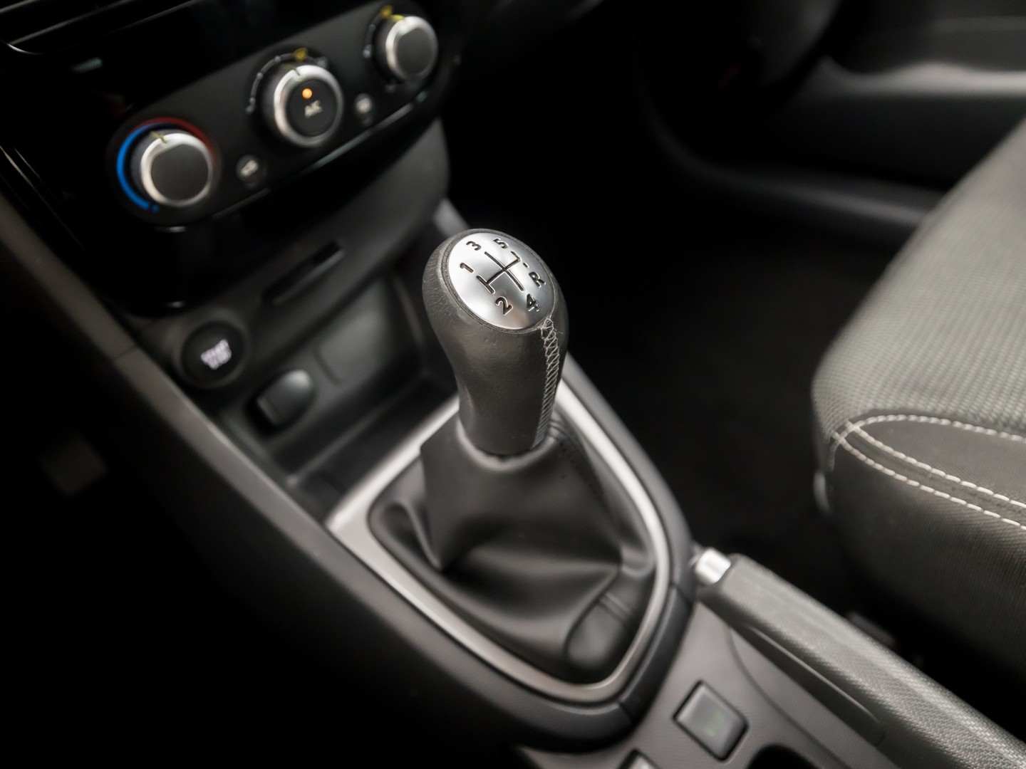 Renault Clio Estate 0.9 TCe Dynamic Sport (NAVIGATIE, LM VELGEN, GETINT GLAS, SPORTSTOELEN, CRUISE, PARKEERSENSOREN, NIEUWE APK, NIEUWSTAAT)