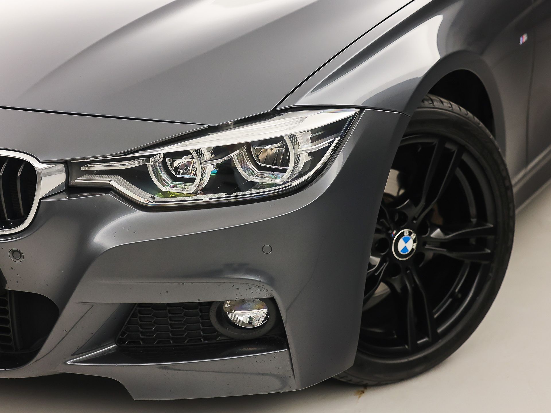 BMW 3 Serie 320i M Sport High Executive 184Pk Automaat (GROOT NAVI, DEALER ONDERHOUDEN, CLIMATE, LEDER, STOELVERWARMING, SPORTSTOELEN, PARKEERSENSOREN, GETINT GLAS, NIEUWSTAAT)