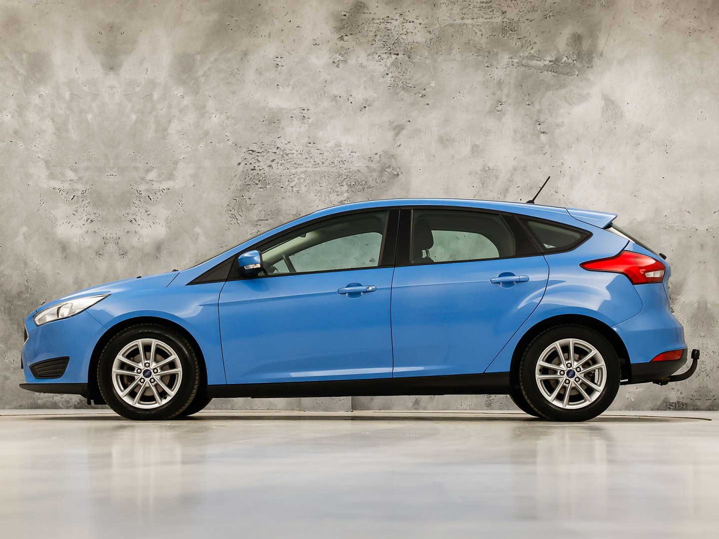 Ford Focus 1.0 Sport (NAVIGATIE, LM VELGEN, PARKEERSENSOREN, TREKHAAK, SPORTSTOELEN, CRUISE, NIEUWSTAAT)