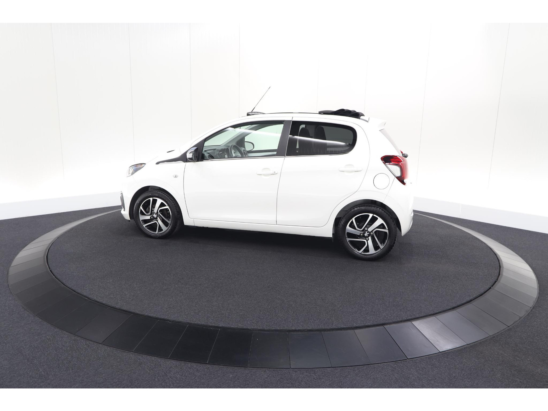Peugeot 108 1.0 e-VTi Allure TOP! | Elektrisch Vouwdak | Camera | Navigatie | Climate Control
