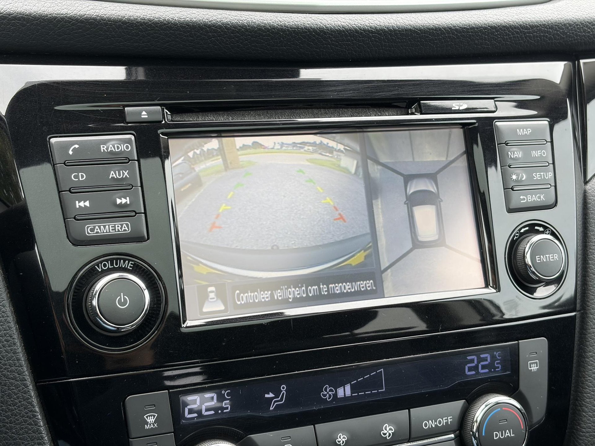 Nissan Qashqai 1.2 N-Connecta ✓Net beurt gehad✓360° Camera✓Navi✓Trekhaak✓Pano✓Pdc V+A✓Keyless✓18'Lm velgen✓Clima✓Cruise✓Rijstrooksensor✓116pk✓6 Bak✓N.A.P✓Apk tot 10-2027