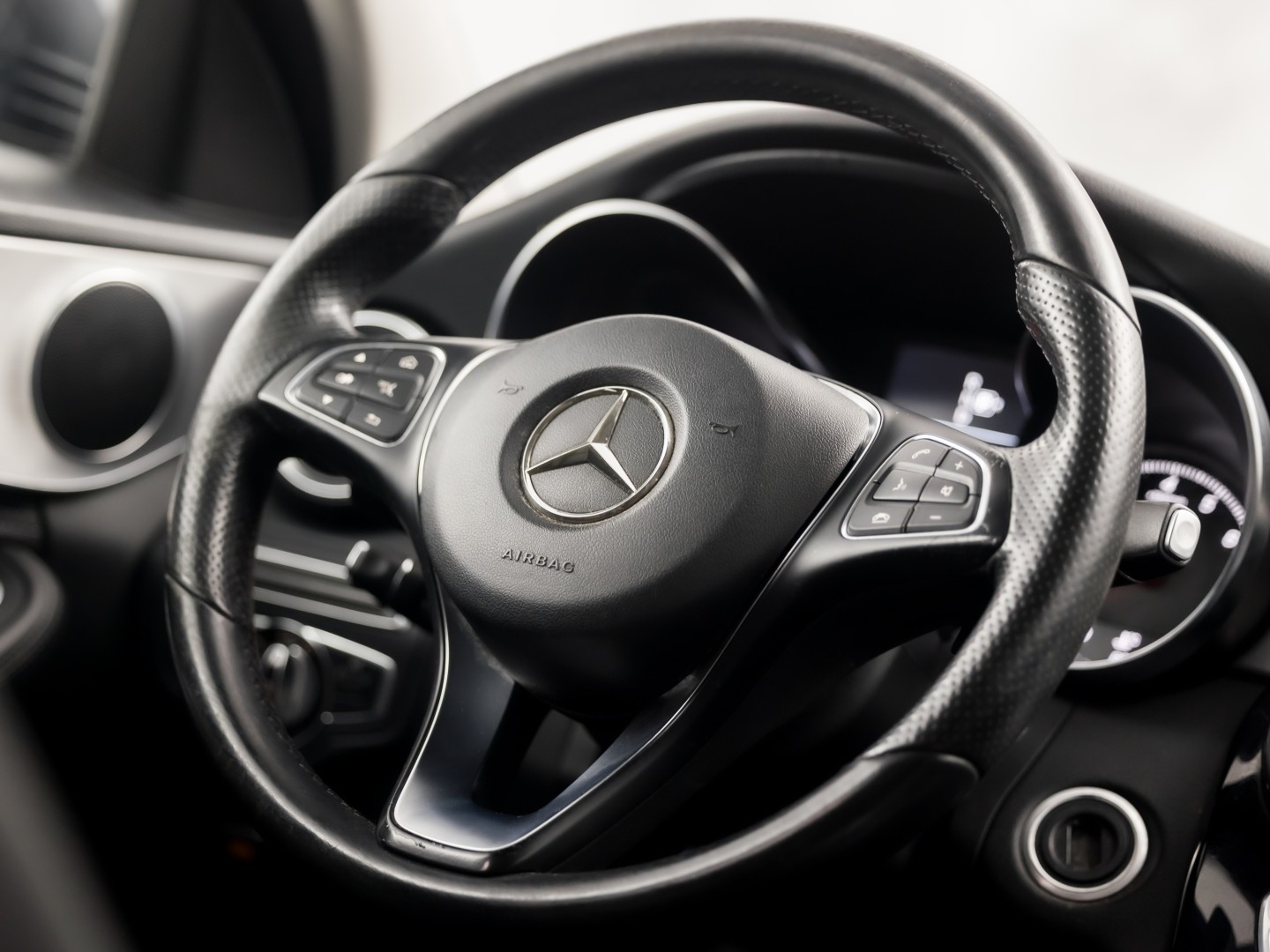 Mercedes-Benz C-Klasse 180 AMG Sport 156Pk Automaat (NAVIGATIE, LEDER, GETINT GLAS, ELEK SPORTSTOELEN, CRUISE, LED KOPLAMPEN, NIEUWSTAAT)