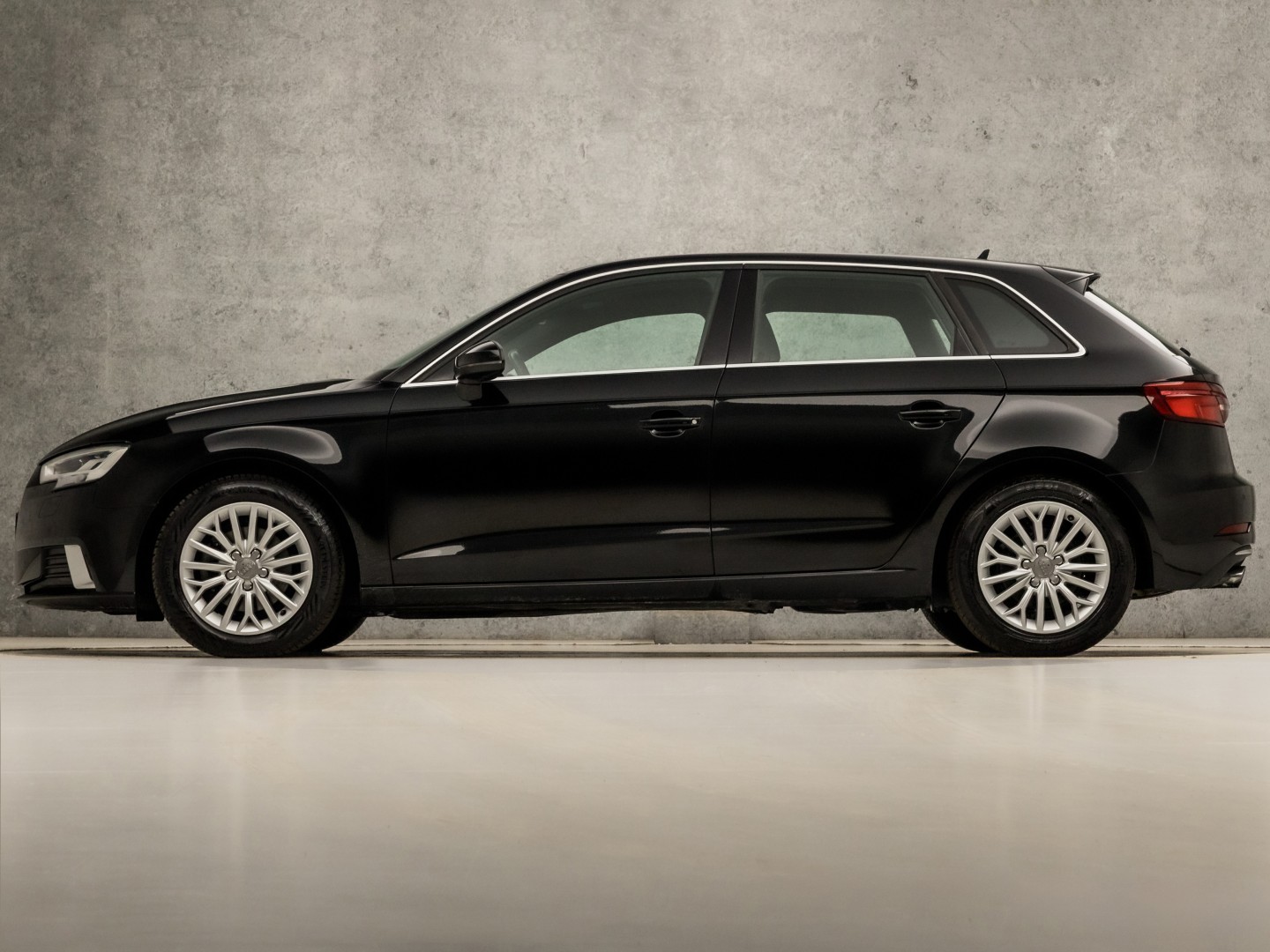 Audi A3 Sportback 1.0 TFSI Sport (APPLE CARPLAY, GROOT NAVI, CLIMATE, DYNAMISCHE KNIPPERLICHTEN, SPORTSTOELEN, CRUISE, PARKEERSENSOREN, NIEUWE APK, NIEUWSTAAT)