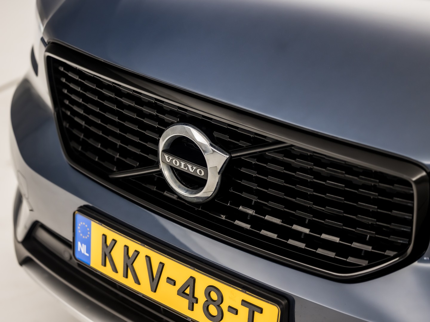 Volvo XC40 1.5 T5 Recharge Sport 262Pk Automaat (BLACK PACK, APPLE CARPLAY, GROOT NAVI, ZWART HEMEL, STUUR/STOELVERWARMING, SPORTSTOELEN, GETINT GLAS, LANE ASSIST, NIEUWE APK, NIEUWSTAAT)