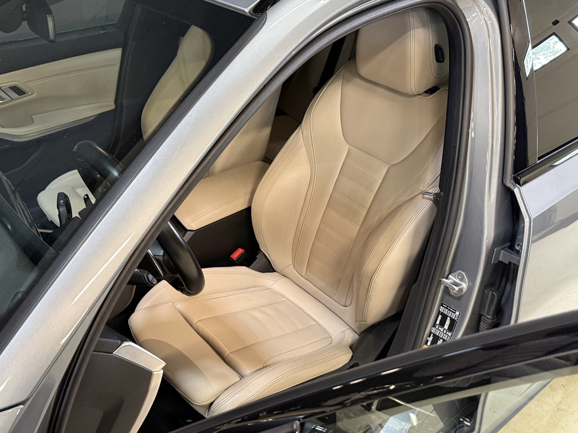 BMW 3-serie Touring 330e | M-Sport | Facelift | Lederen sportstoelen | Harman/Kardon | Sfeerverlichting | Full LED