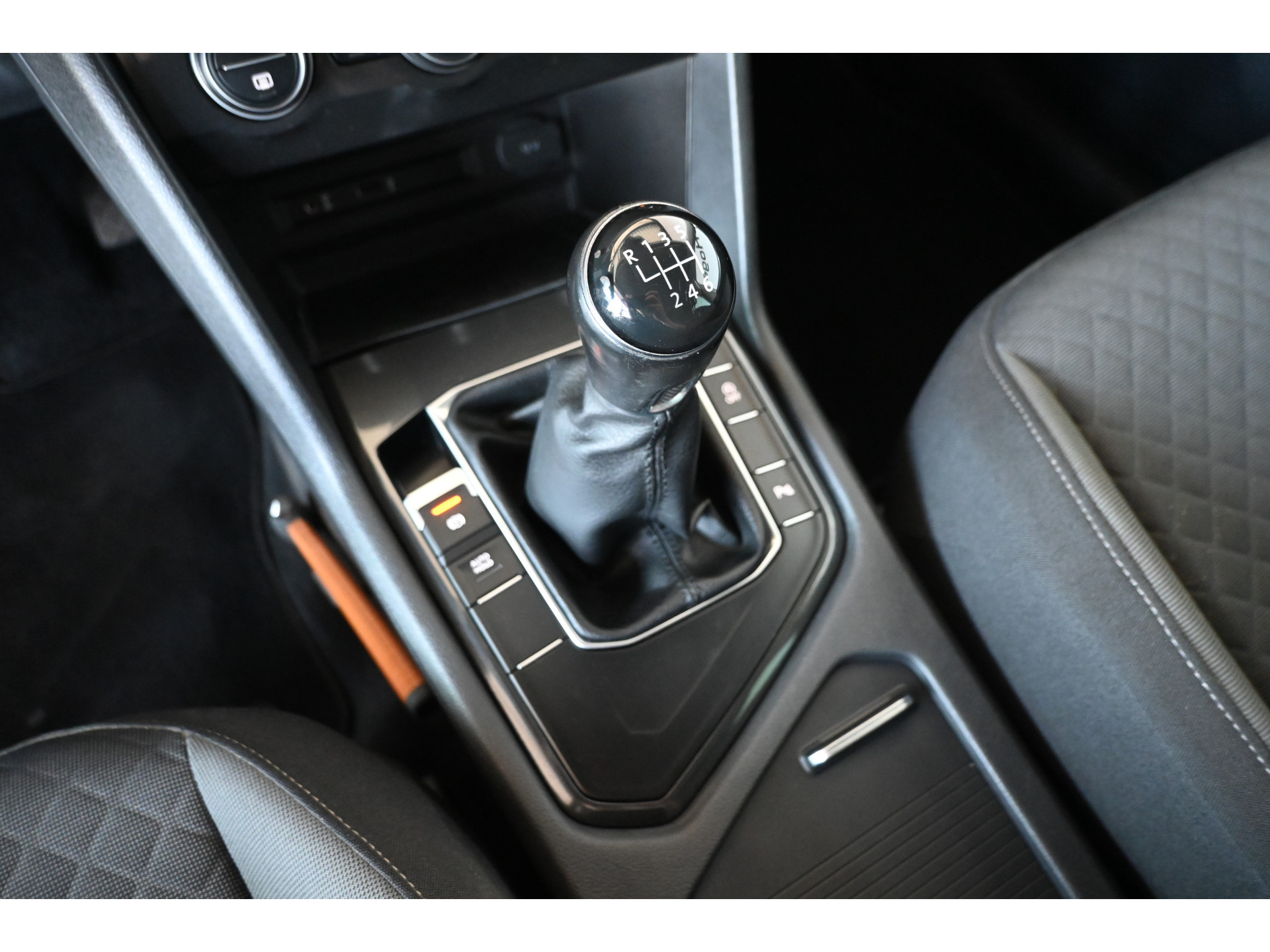 Volkswagen Tiguan 1.4 TSI Highline R-Line Clima Navigatie Carplay 1e Eigenaar Trekhaak Rijklaarprijs! Inruil Mogelijk!