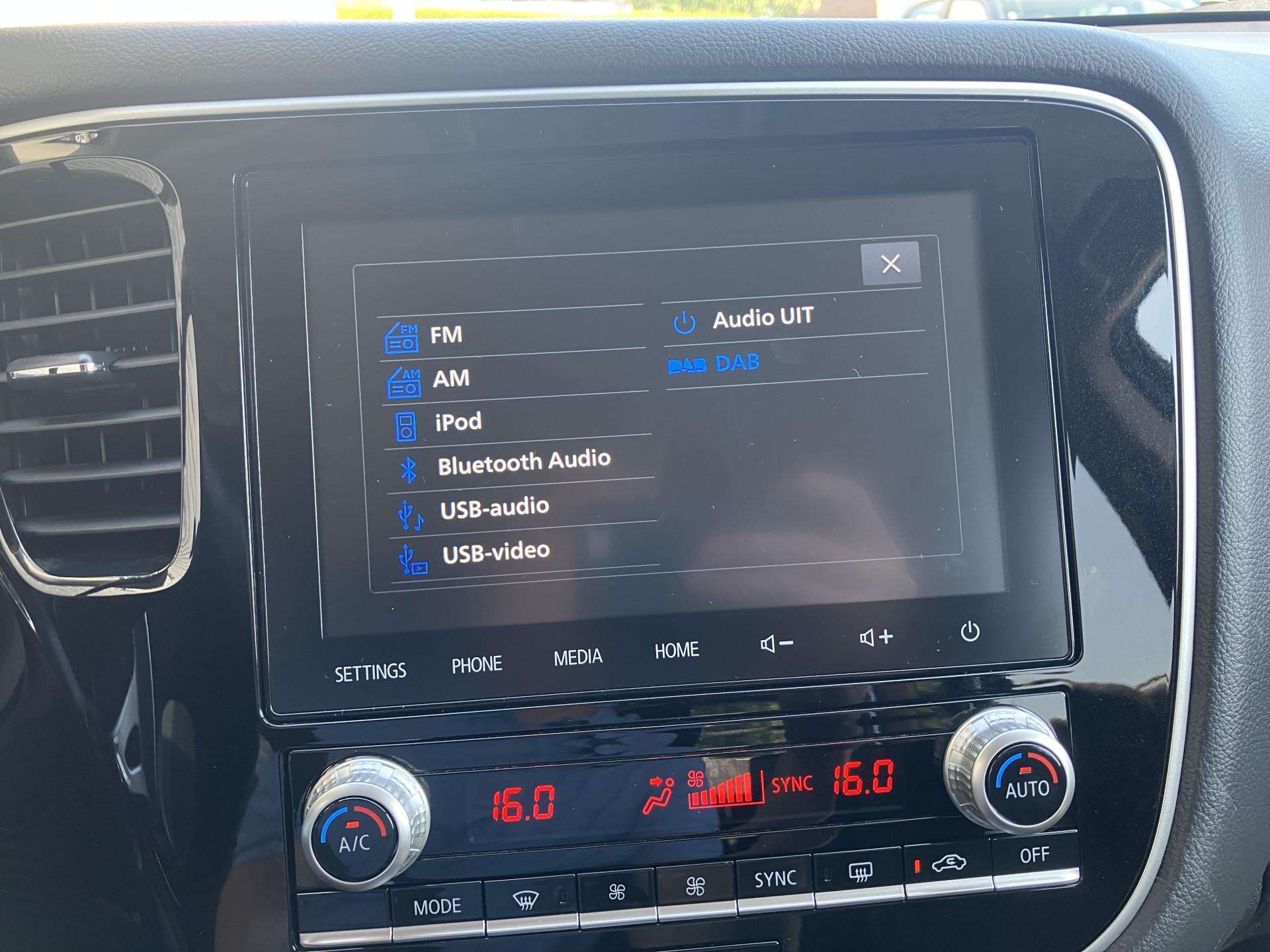 Mitsubishi Outlander 2.4 PHEV Intense+ 4WD 225 pk AUT. | 1e eigenaar | navigatie | trekhaak | elektr. v. stoel | carplay | alcantara