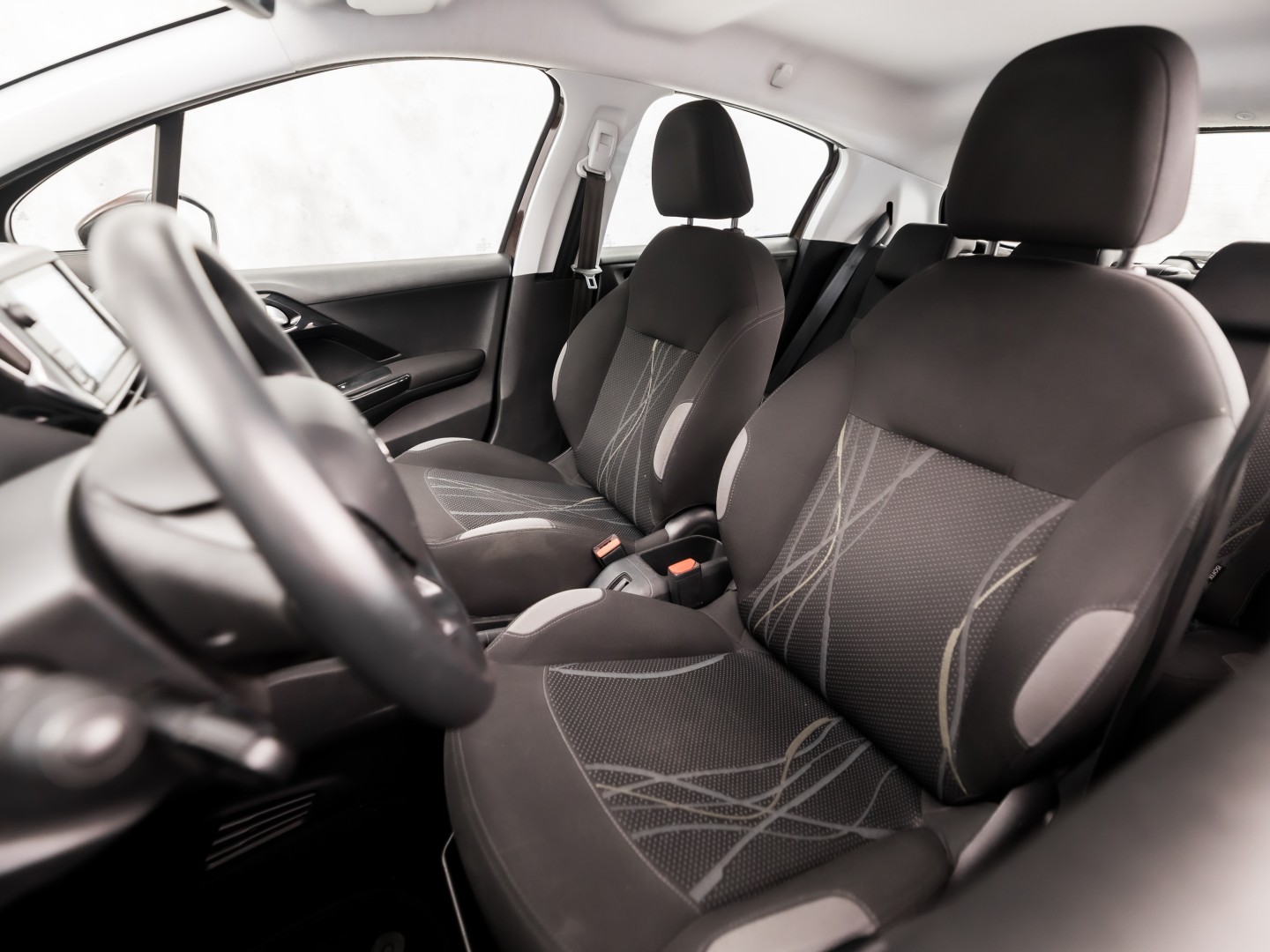 Peugeot 208 1.2 VTi Deluxe Sport (NAVIGATIE, CLIMATE, CRUISE, SPORTSTOELEN, PARKEERSENSOREN, NIEUWSTAAT)