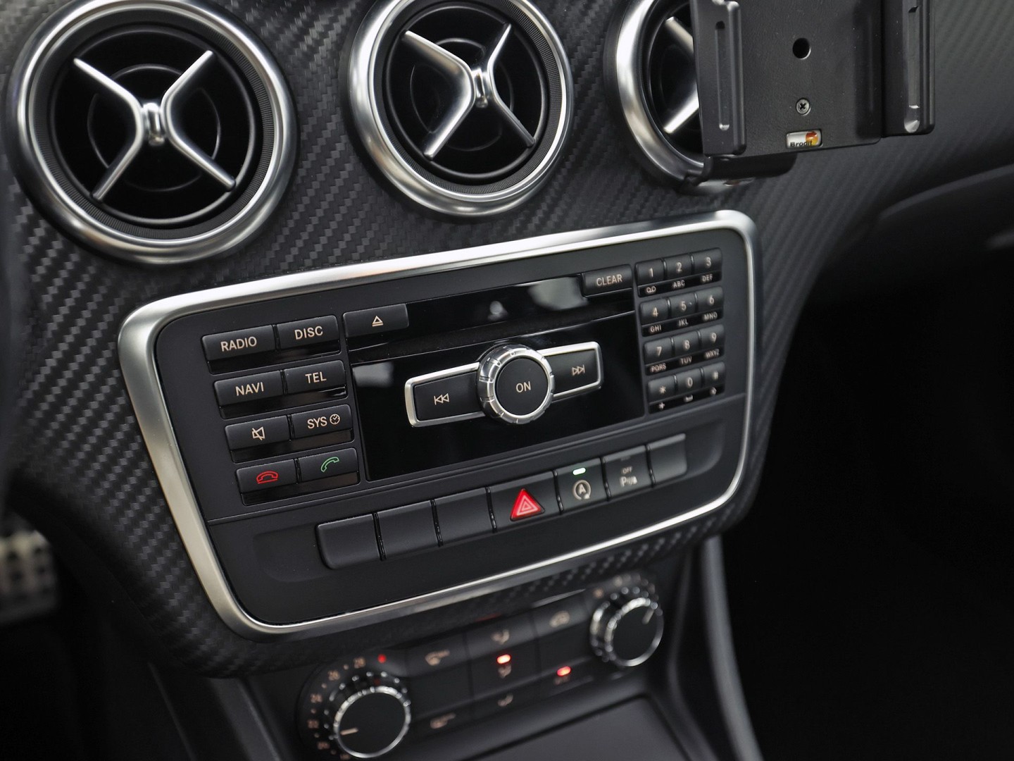 Mercedes-Benz A-Klasse 180 AMG Sport (NAVIGATIE, LEDER/ALCANTARA, DIAMOND GRILL, SPORTSTOELEN, XENON, CRUISE, NIEUWE APK, NIEUWSSTAAT)