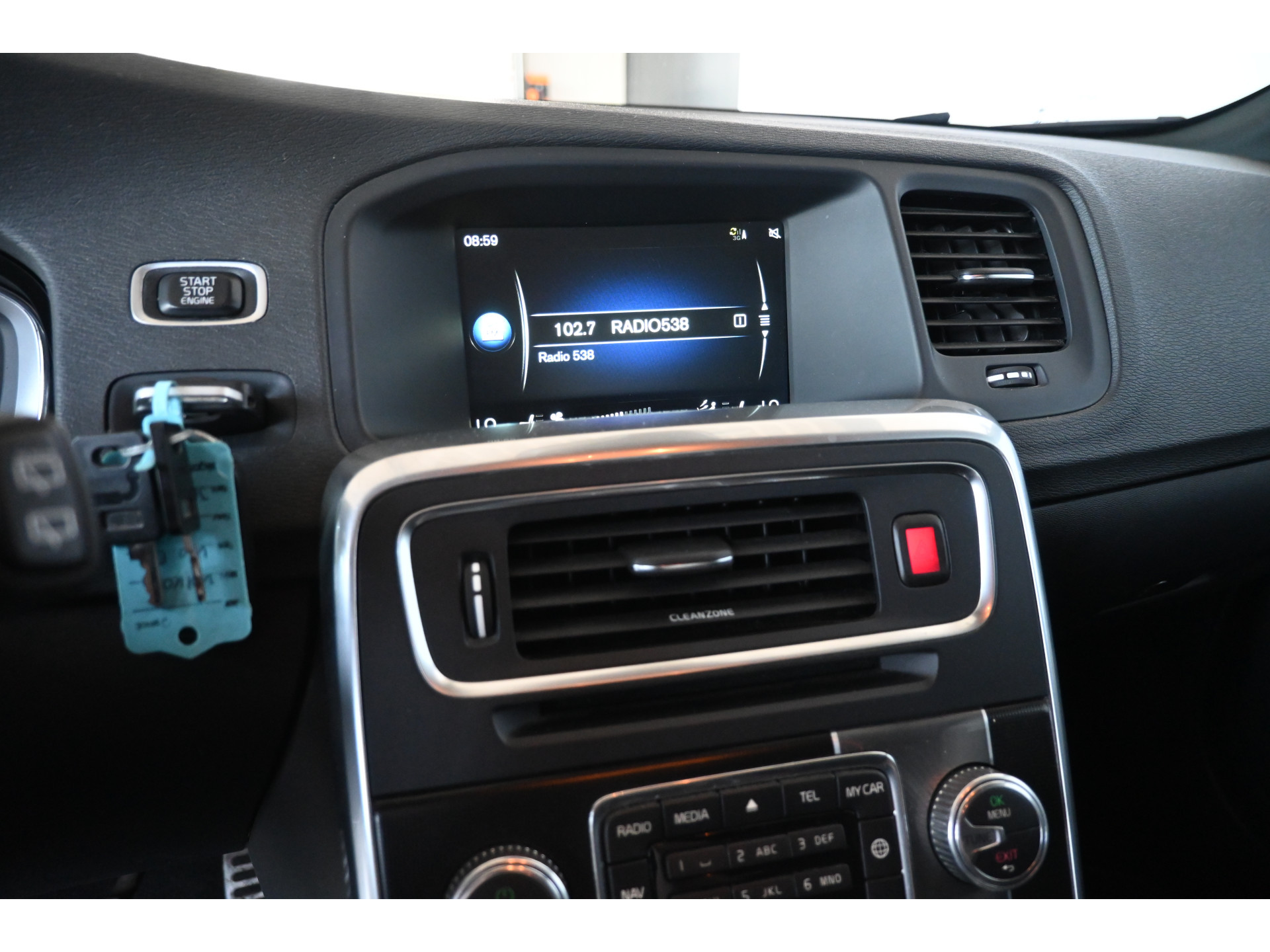 Volvo V60 2.0 D3 Nordic R-Design Automaat Clima Trekhaak Navigatie Cruise control Inruil Mogelijk!
