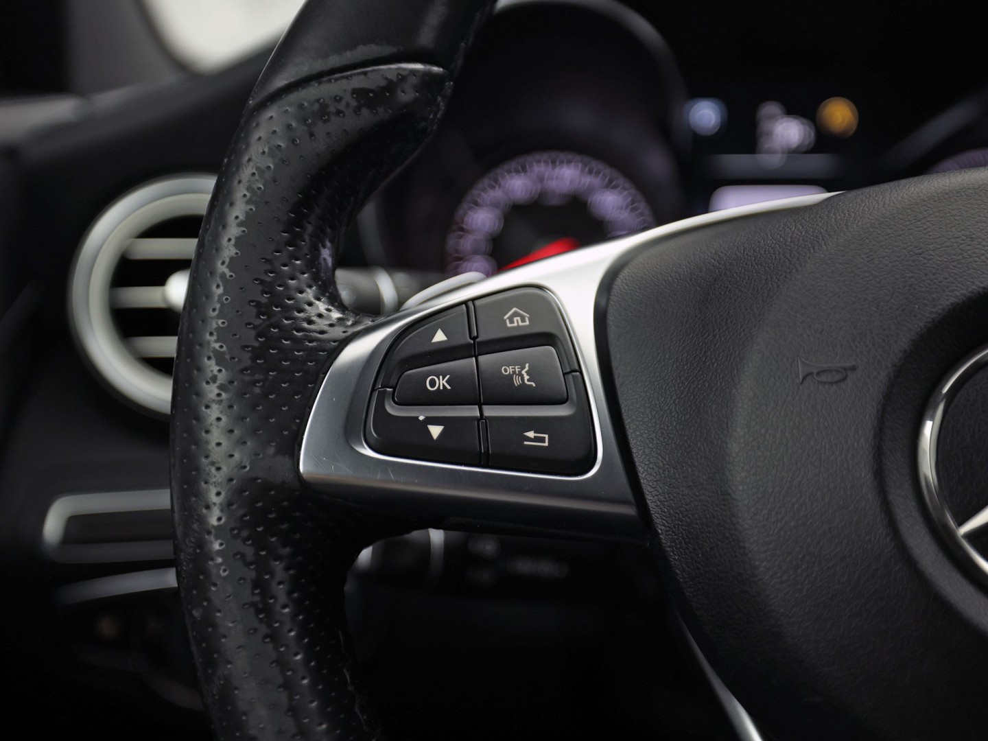 Mercedes-Benz C-Klasse 250 AMG Sport 211Pk Automaat (NAVIGATIE, RODE REMKLAUWEN, LEDER, STOELVERWARMING, ELEK SPORTSTOELEN, GETINT GLAS, SFEERVERLICHTING, NIEUWSTAAT)