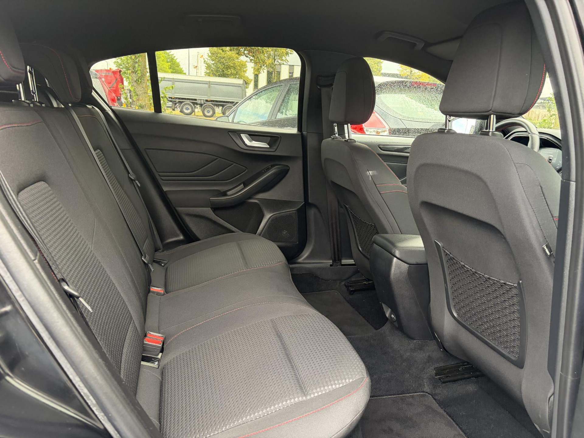 Ford Focus 1.0 EcoBoost ST Line Business 2e Eigenaar l Navi l Clima l Cruise l 125pk l Keyless l Pdc V+A l 18 '' Lmv  l N.A.P l Apk tot 02-2028