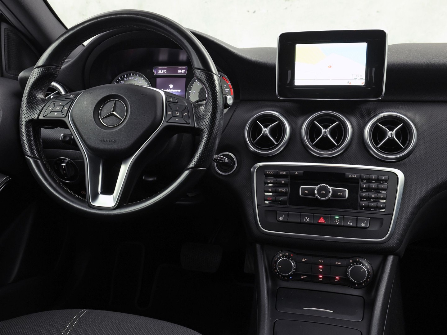 Mercedes-Benz A-Klasse 180 AMG Sport Automaat (NAVIGATIE, LEDER, STOELVERWARMING, SPORTSTOELEN, ZWART HEMEL, PARKEERSENSOREN, TREKHAAK, CRUISE, NIEUWSTAAT)