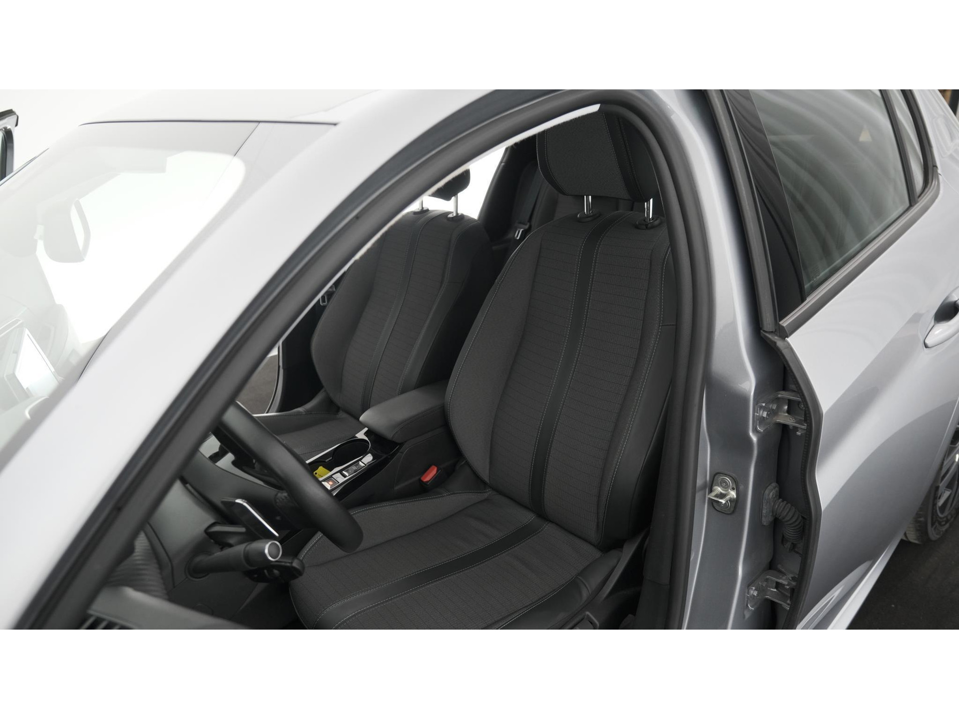 Peugeot 208 PureTech 100 EAT8 Allure | Parkeersensoren | Stoelverwarming | Apple Carplay | Climate Control