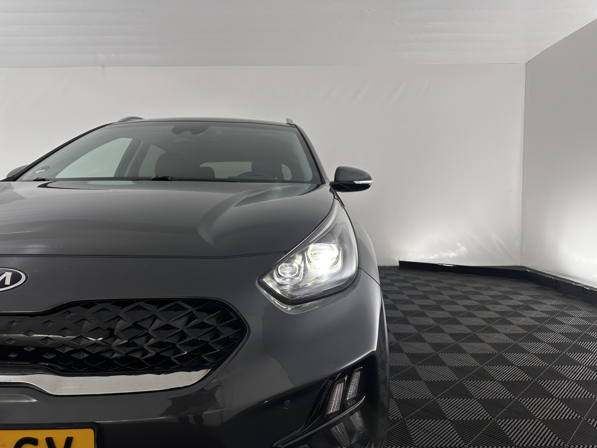 Kia Niro 1.6 GDi Hybrid DynamicPlusLine (INCL.BTW) Aut. *LEATHER | FULL-LED | ADAPTIVE-CRUISE | BLINDSPOT | HEATED-COMFORTSEATS | CAMERA | KEYLESS | NAVI-FULLMAP | AMBIENTLIGHT | LANE-ASSIST | 16''ALU*