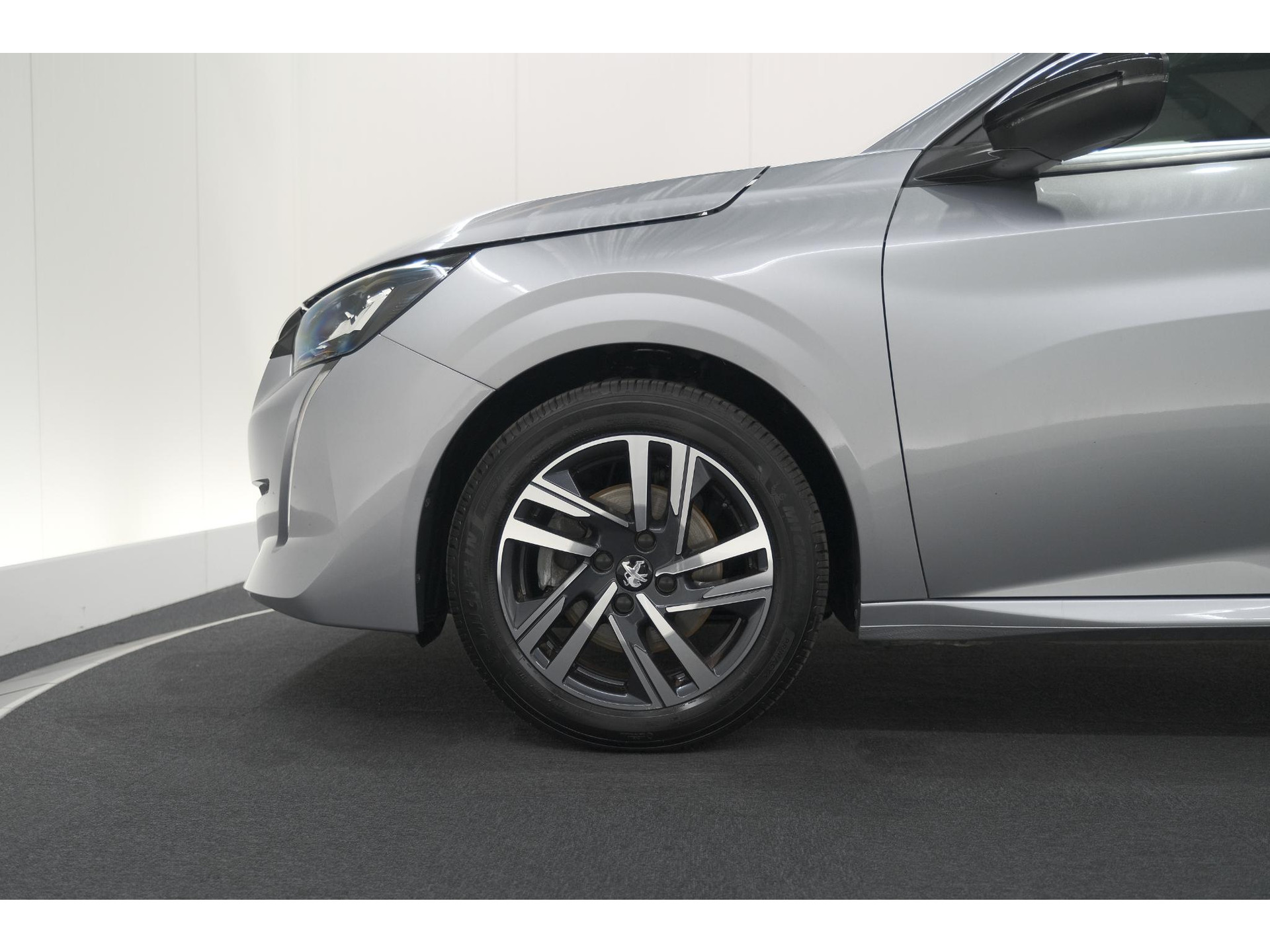 Peugeot 208 PureTech 100 Allure | Navigatie | Parkeersensoren | Apple Carplay