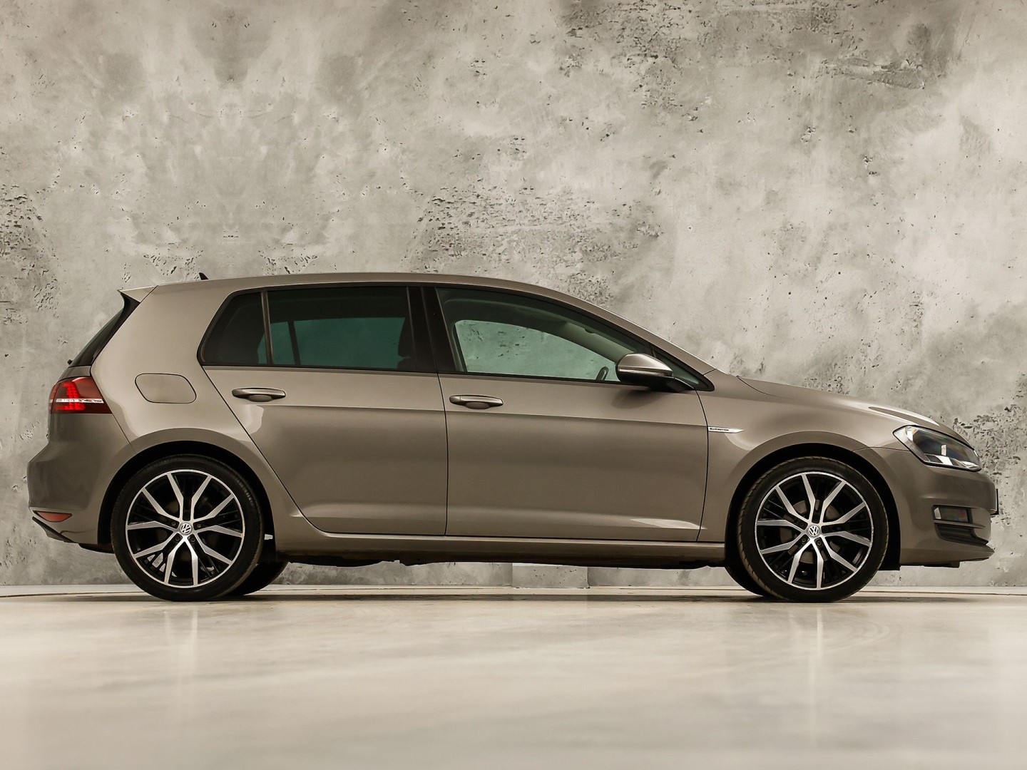 Volkswagen Golf 1.0 TSI Sportline Automaat (APPLE CARPLAY, NAVIGATIE, CAMERA, CLIMATE, SPORTSTOELEN, GETINT GLAS, LM VELGEN, CRUISE, NIEUWSTAAT)