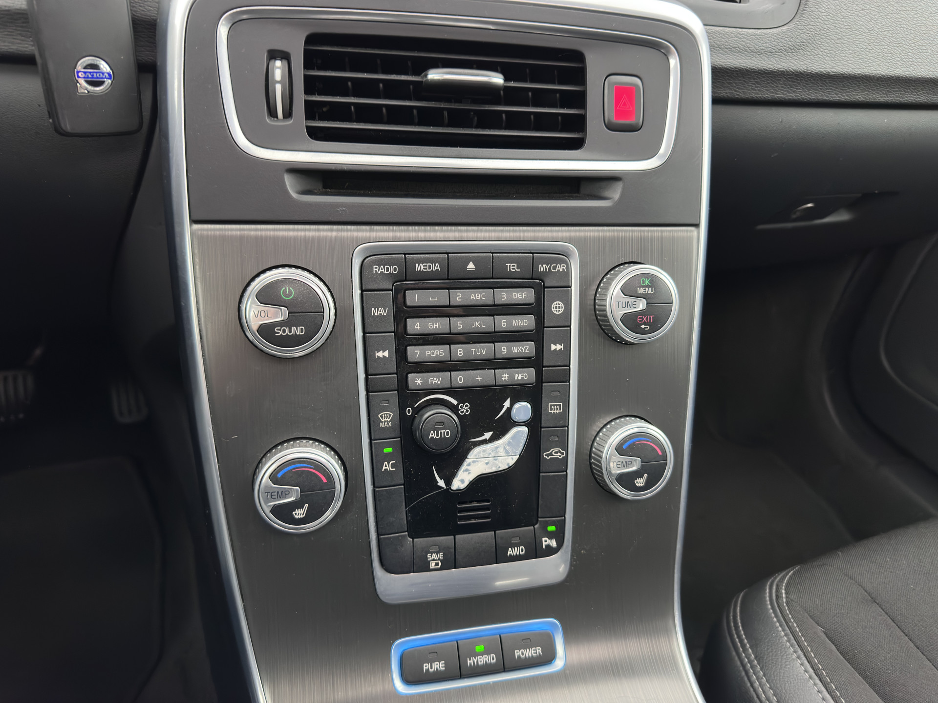 Volvo V60 2.4 D6 AWD Plug-In Hybrid Momentum Aut. *PANO | LEATHER-FABRIC | NAVI-FULLMAP | HEATED-COMFORTSEATS | ECC | PDC | CRUISE | TOWBAR | 17''ALU*