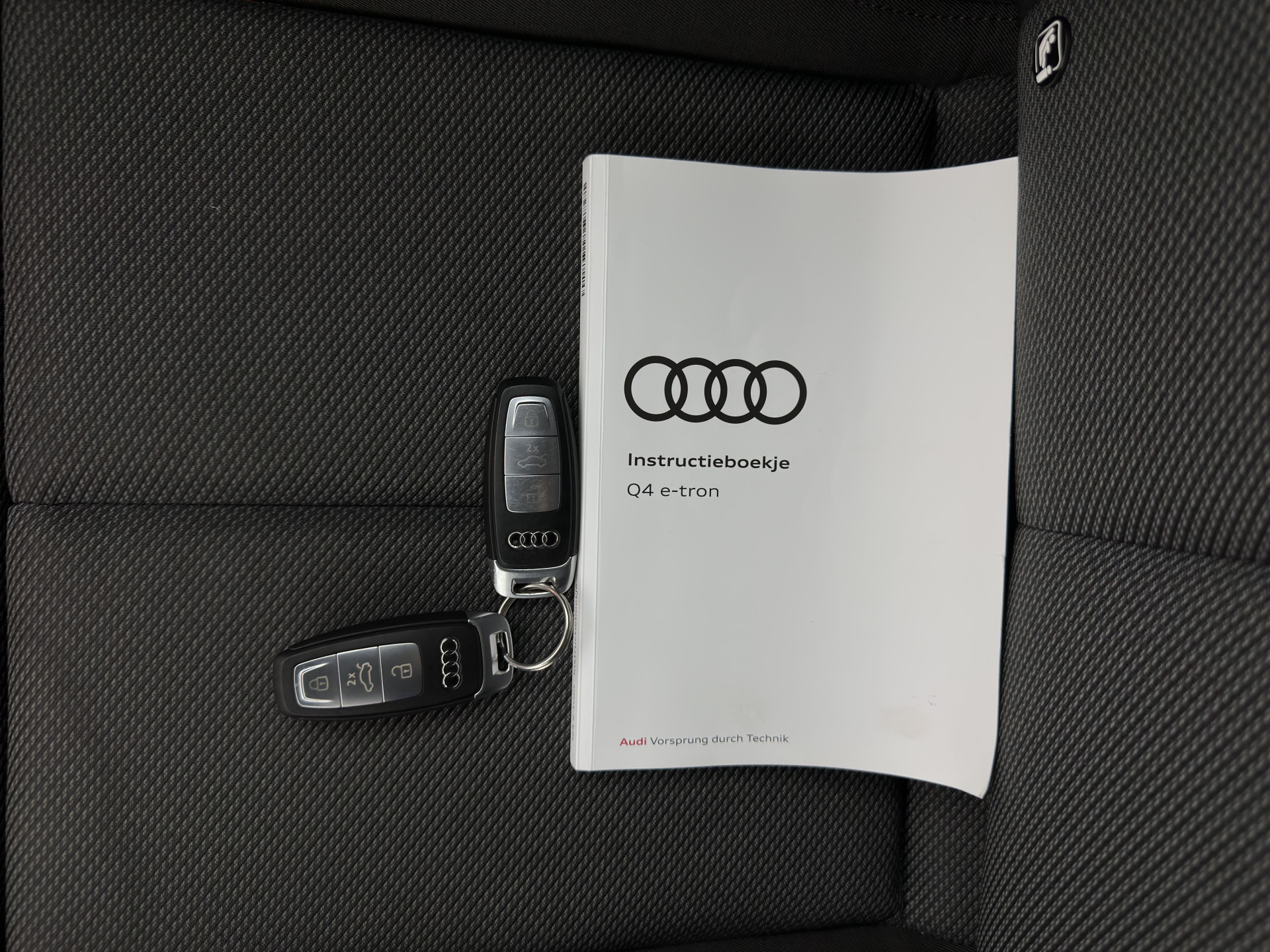 Audi Q4 e-tron 40 Launch Edition Advanced 77 kWh [ 3-Fase ] {SOH-88%} (INCL-BTW) *MATRIX-LED | NAVI-FULLMAP | KEYLESS | CAMERA | DIGI-COCKPIT | DAB | AMBIENT-LIGHT | HEATED-SPORTSEATS | TOWBAR | 19''ALU*