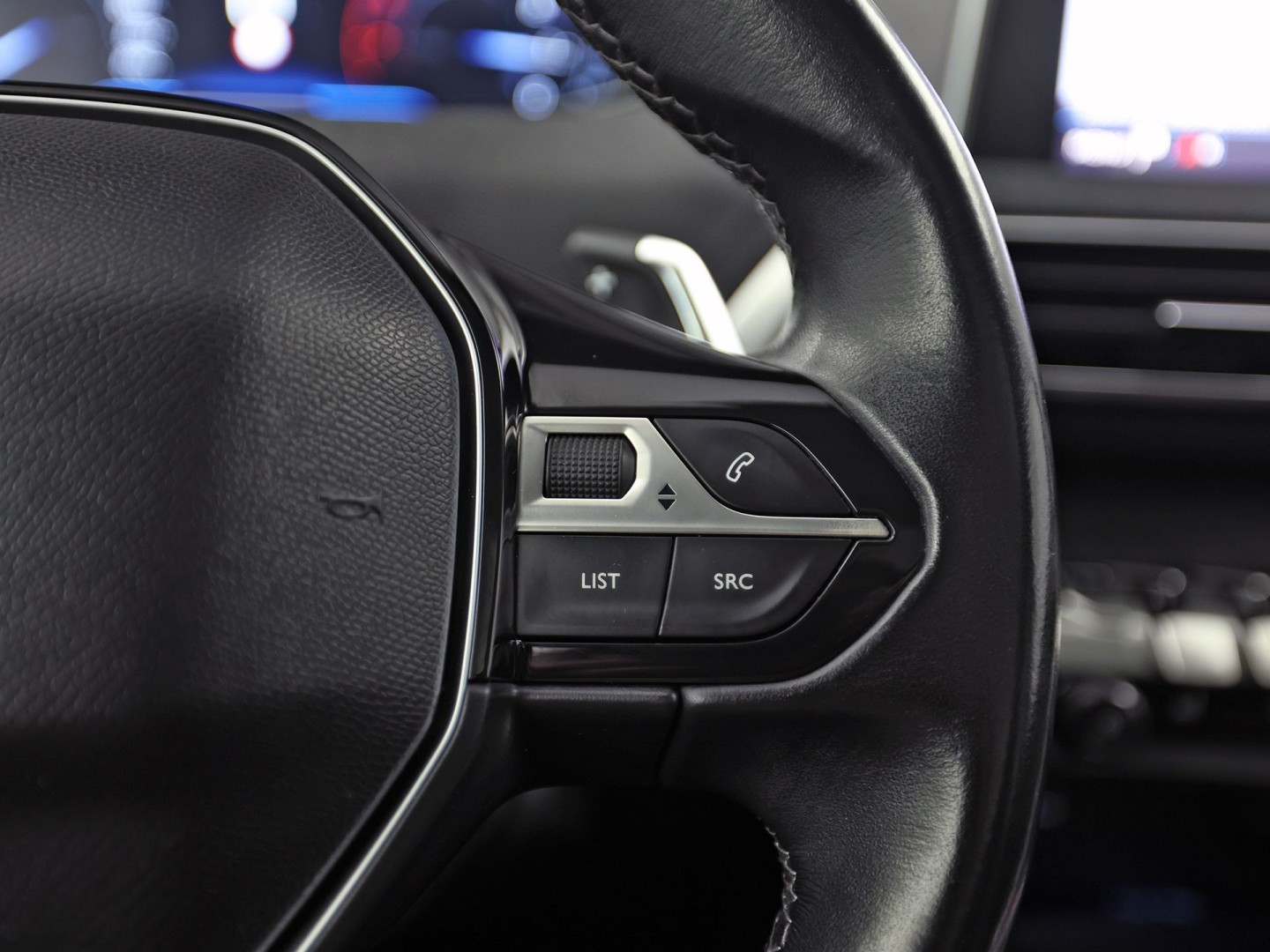Peugeot 3008 1.2 PureTech Sport Automaat (PANORAMADAK, APPLE CARPLAY, GROOT NAVI, 360 CAMERA, LEDER, STOELVERWARMING, SPORTSTOELEN, GETINT GLAS, KEYLESS, DRIVE SELECT, NIEUWSTAAT)