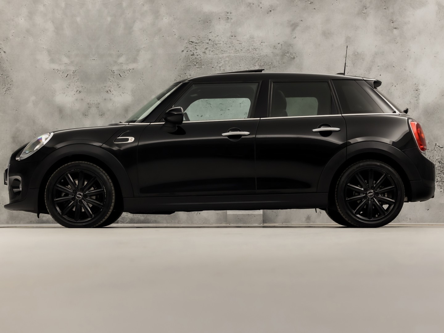 MINI 5-deurs 1.5 Cooper Chili Sport Automaat 136Pk (PANORAMADAK, 1e EIGENAAR, DEALER ONDERHOUDEN, 5 DEURS, NAVIGATIE, LEDER, SPORTSTOELEN, GETINT GLAS, PARKEERSENSOREN, NIEUWSTAAT)