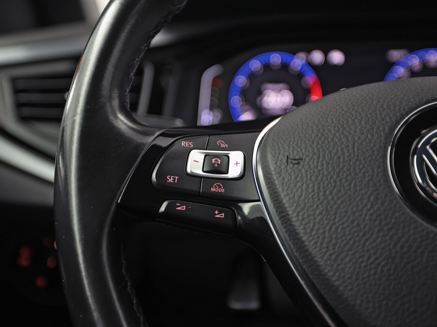 Volkswagen Polo 1.0 TSI Sport Automaat (VIRTUAL COCKPIT, ZWART HEMEL, GROOT NAVI, TREKHAAK, LEDER, SPORTSTOELEN, GETINT GLAS, LM VELGEN, ADAPTIVE CRUISE, NIEUWSTAAT)