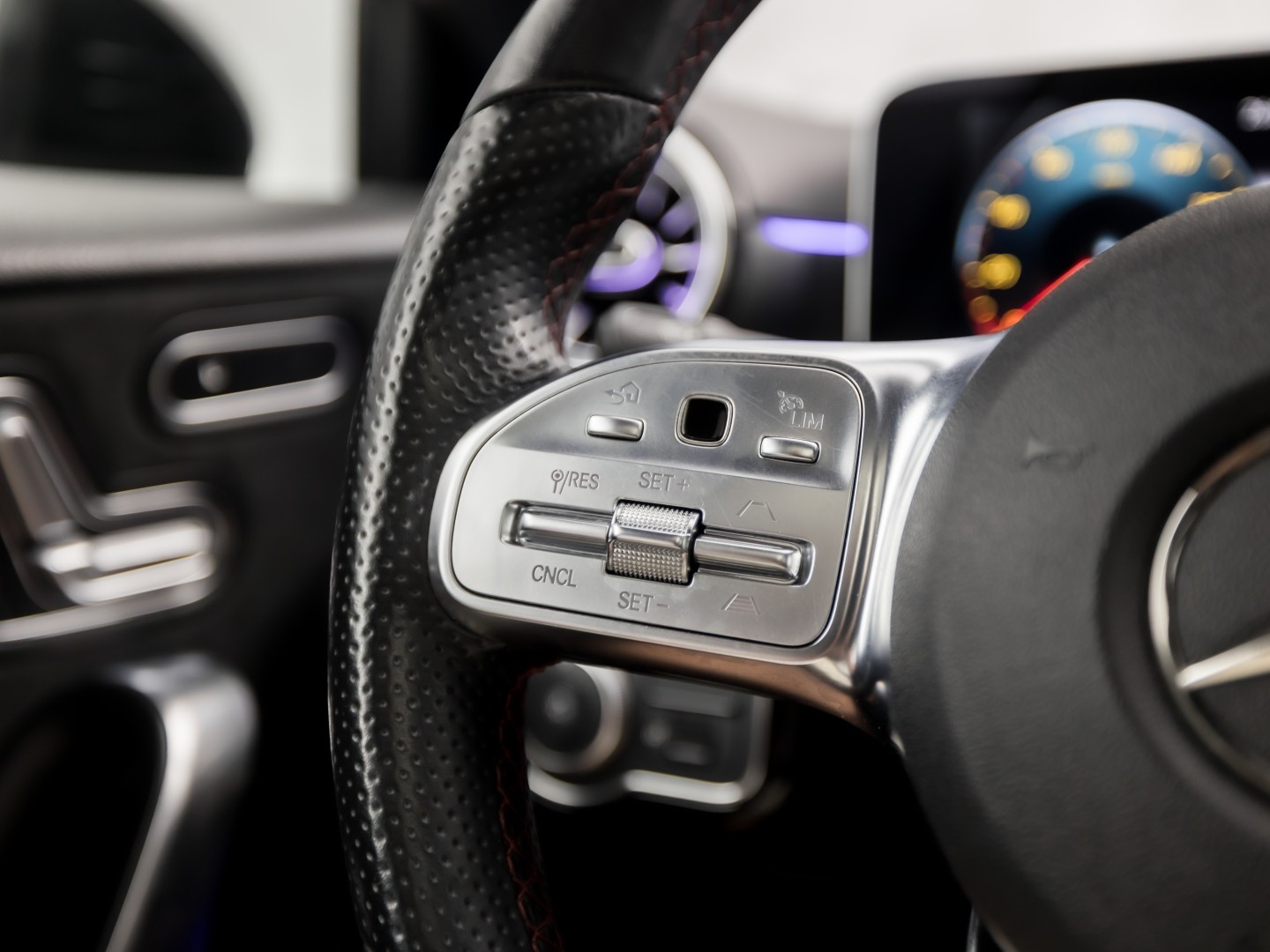 Mercedes-Benz A-Klasse 250 AMG Sport 224Pk Automaat (PANORAMADAK, MEMORY SEATS, 360 CAMERA, BURMESTER, GROOT NAVI, SFEERVERLICHTING, WIDESCREEN, ADAPTIVE CRUISE, NIEUWSTAAT)