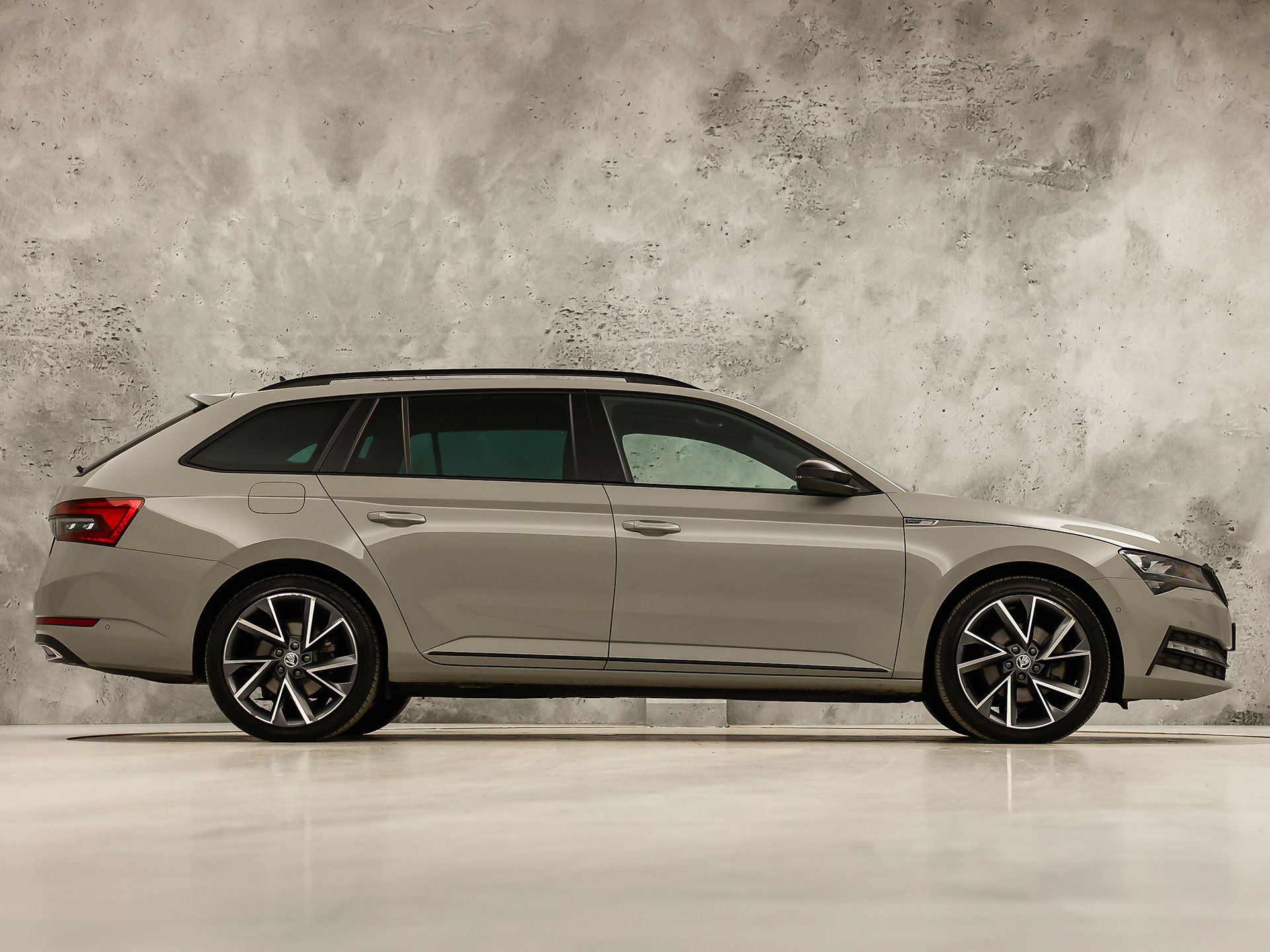 Škoda Superb Combi 1.4 TSI iV Sportline 218Pk Automaat (PANORAMADAK, 360 CAMERA, VIRTUAL COCKPIT, MEMORY SEATS, CANTON AUDIO, STOELVERWARMING, ADAPTIVE CRUISE, SFEERVERLICHTING, APPLE CARPLAY, NIEUWSTAAT)