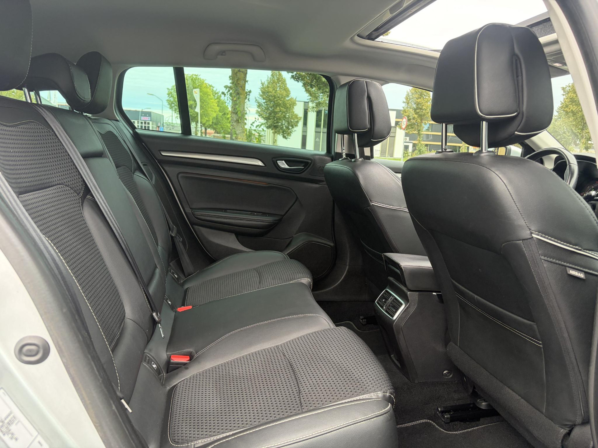 Renault Mégane Estate 1.2 TCe Bose ✓2 Eigenaar✓Pano✓Camera✓Net beurt gehad✓Navi✓Keyless✓Clima✓Cruise✓Leder✓131pk✓Pdc V+A✓6 Bak✓Rijstrooksensor✓Dodehoeksensor✓17'' Lm velgen✓N.A.P✓Apk tot 09-2027