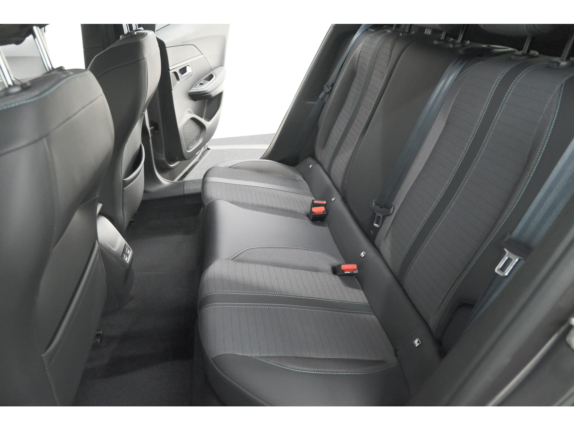 Peugeot 2008 PureTech 130 EAT8 Allure Pack | Trekhaak | Camera | Navigatie | Parkeersensoren