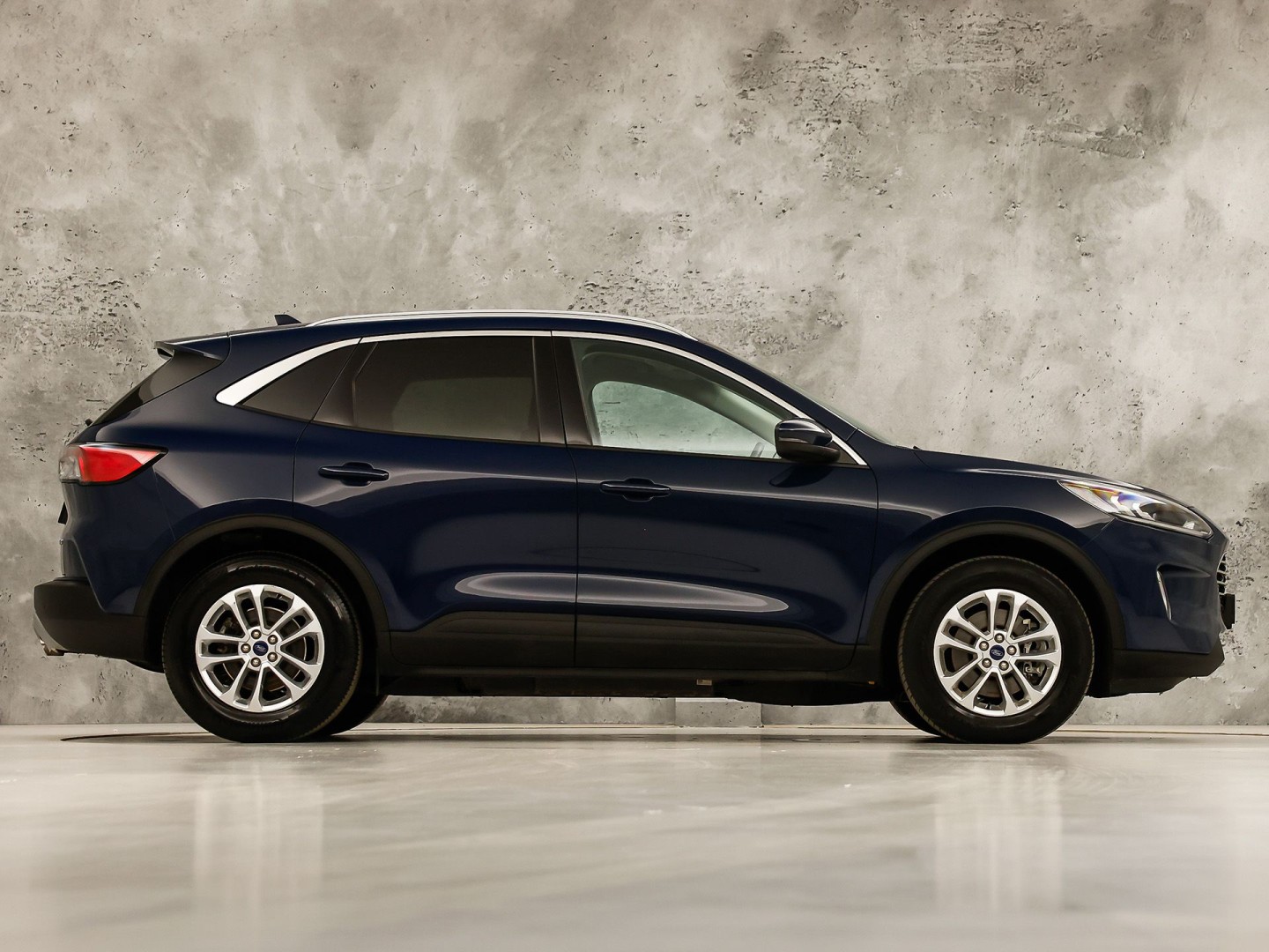 Ford Kuga 2.5 PHEV Titanium 225Pk Automaat (VIRTUAL COCKPIT, APPLE CARPLAY, GROOT NAVI, CAMERA, SPORTSTOELEN, KEYLESS, GETINT GLAS, LANE ASSIST, NIEUWSTAAT)