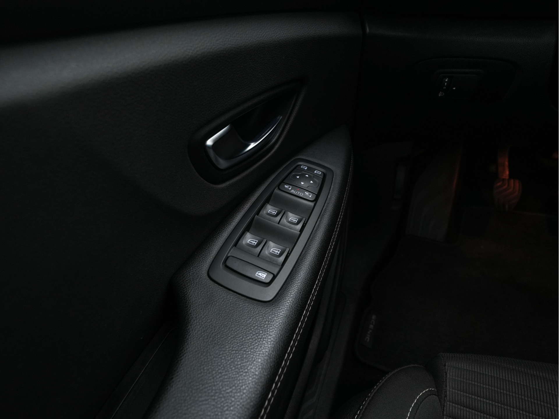 Renault Grand Scénic 1.3 TCe Business Zen [ 7-Pers. ] (INCL-BTW) *NAVI-FULLMAP | COMFORT-SEATS | DIGI-COCKPIT | ECC | PDC | CRUISE | PRIVACY-GLASS | DAB | CARPLAY*