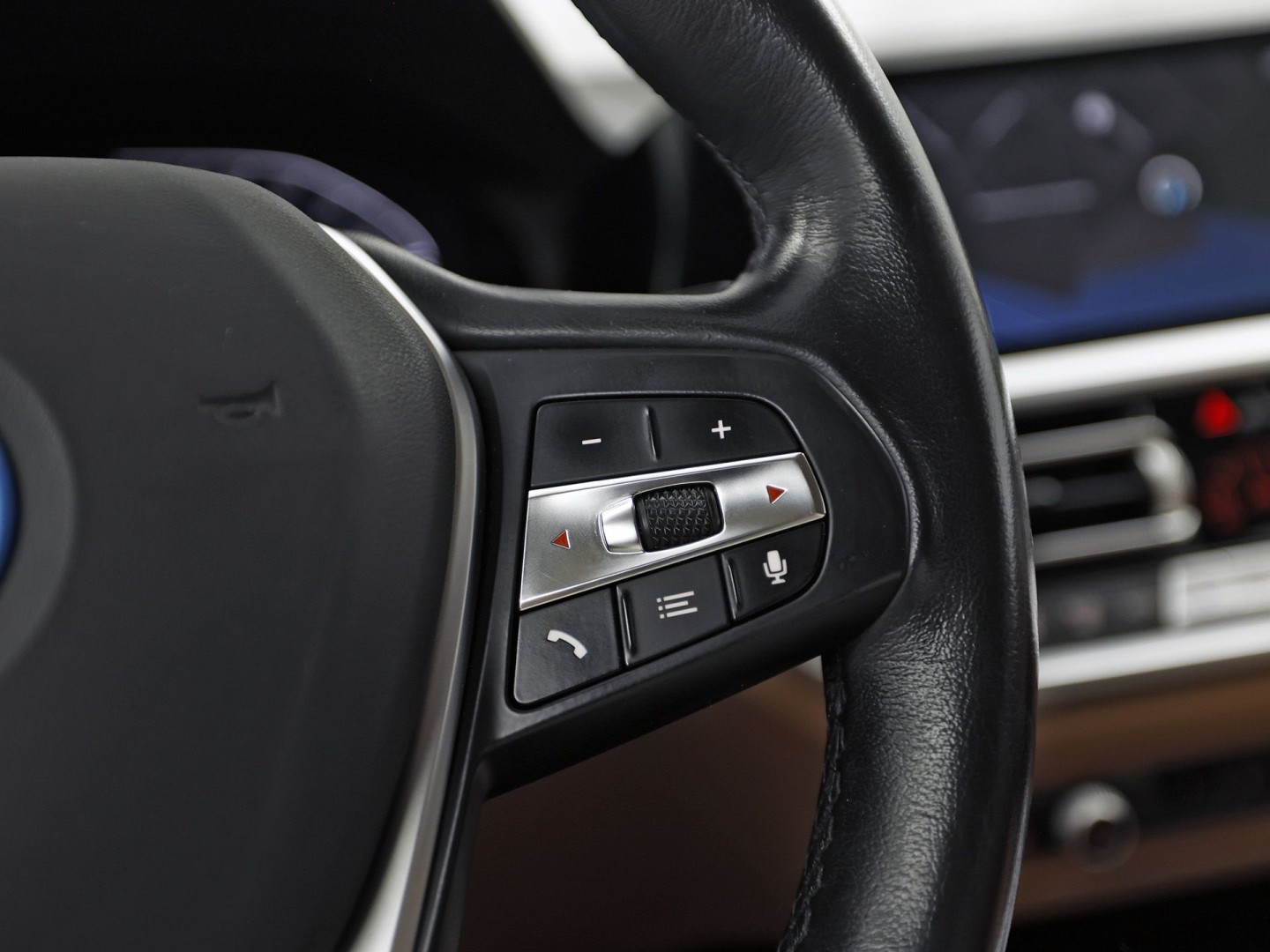 BMW 3-serie Touring 330e Sport 292Pk Automaat (APPLE CARPLAY, SOH 90,2%, GROOT NAVI, COGNAC LEDER, CAMERA, STOELVERWARMING, SFEERVERLICHTING, ELEK ACHTERKLEP, GETINT GLAS, NIEUWSTAAT)