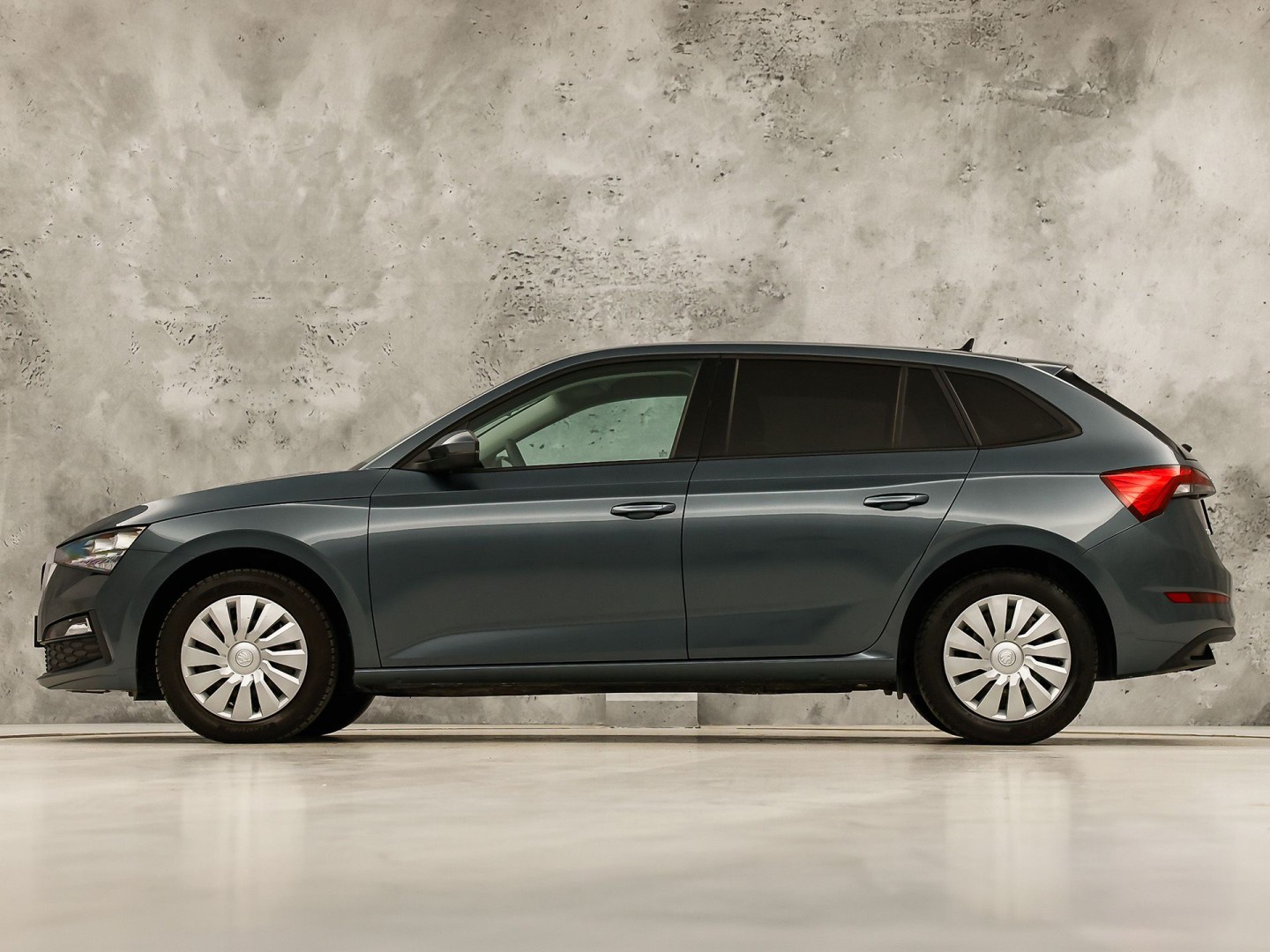 Škoda Scala 1.0 TSI Sport (CRUISE, GETINT GLAS, SPORTSTOELEN, LED KOPLAMPEN, ELEK PAKKET, NIEUWE APK, NIEUWSTAAT)