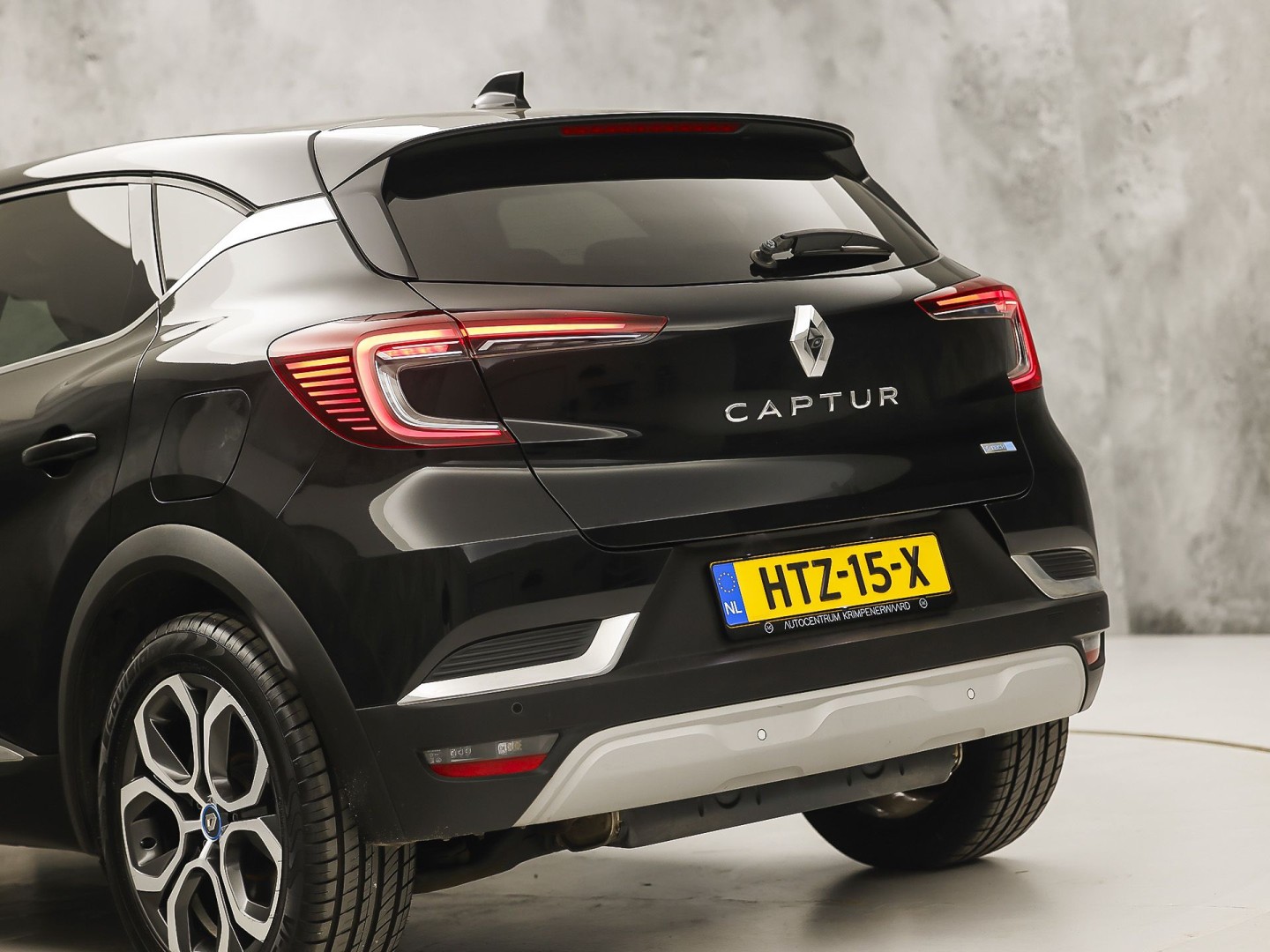 Renault Captur 1.6 E-Tech Plug-in Hybrid 160 Sport 160Pk Automaat (VIRTUAL COCKPIT, APPLE CARPLAY, GROOT NAVI, CAMERA, SPORTSTOELEN, LEDER, GETINT GLAS, LANE ASSIST, NIEUWSTAAT)