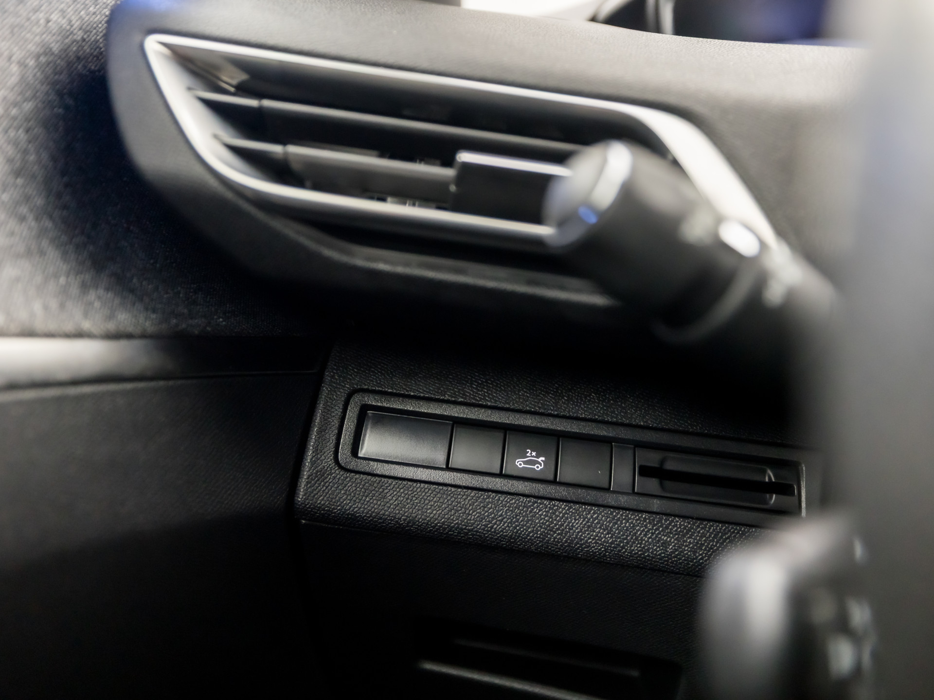 Peugeot 5008 1.6 e-THP GT-Line 165Pk Automaat (PANORAMADAK, NAPPA LEDER, MEMORY SEATS, STOELVERWARMING, 360 CAMERA, DRIVE MODE, KEYLESS, ADAPTIVE CRUISE, ELEK ACHTERKLEP, NIEUWSTAAT)