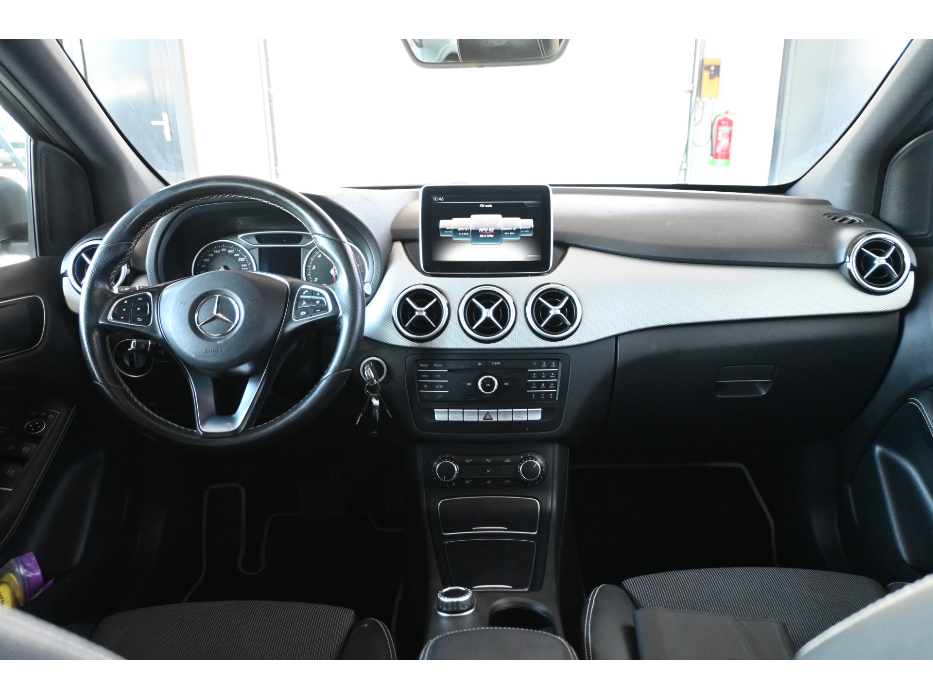 Mercedes-Benz B-klasse 180 Ambition Automaat Cruise Airco Navigatie Trekhaak Panoramdak 1e Eigenaar Inruil Mogelijk!