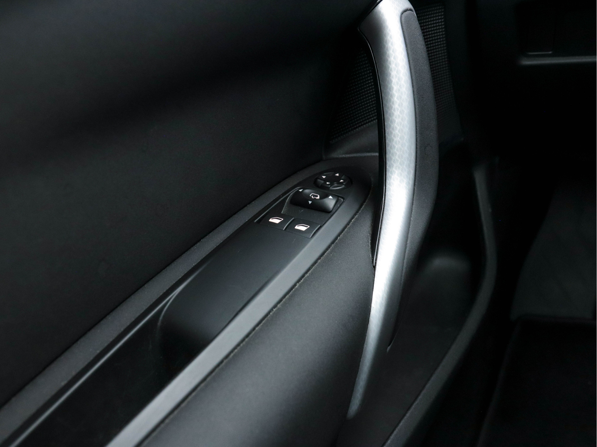 DS 4 Crossback 1.6 BlueHDi Business-Pack Aut. *NAVI-FULLMAP | FULL-LED | LEATHER-MICROFIBRE | DAB+ | ECC | PDC | CRUISE | KEYLESS | PRIVACY-GLASS | SPORT-SEATS | TOWBAR | 16"ALU*