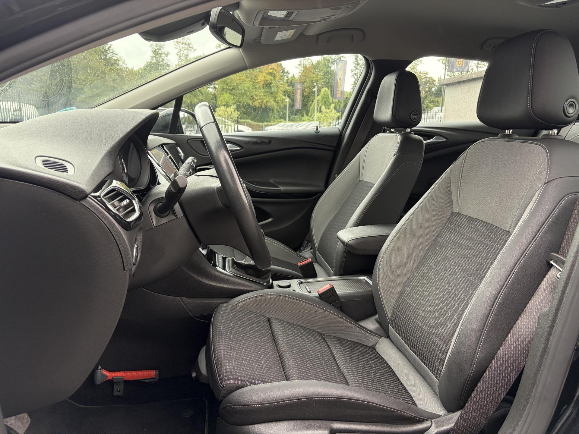 Opel Astra 1.2 Business Elegance 2e Eigenaar l Navi l Camera l Carplay l Keyless l Trekhaak l 110pk l Pdc V+A l Halfleder l 6 Bak l N.A.P l | Lm velgen l Rijstrooksensor l Apk tot 07-2027