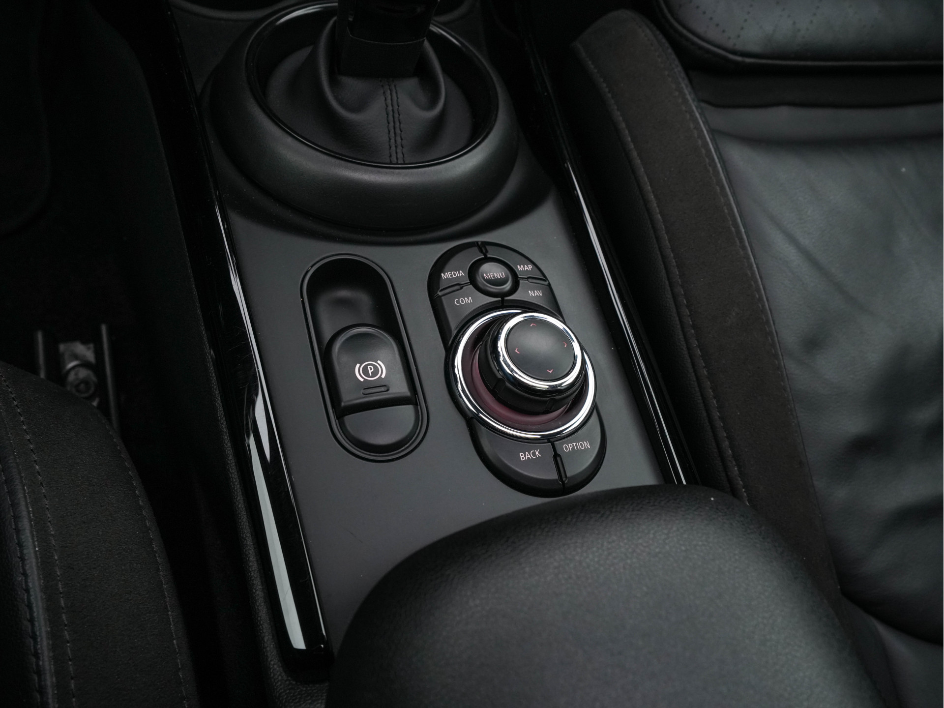 MINI Mini Clubman 2.0 Cooper S ALL4  Premier Plus JCW (INCL-BTW) Aut * PANO | LEATHER | FULL-LED | HEATED-SPORTSEATS | DIGI-COCKPIT | AMBIENT-LIGHT | PRIVACY-GLASS | HEAD-UP | PDC | CAMERA | DAB  | KEYLESS | TOWBAR | 18"ALU*