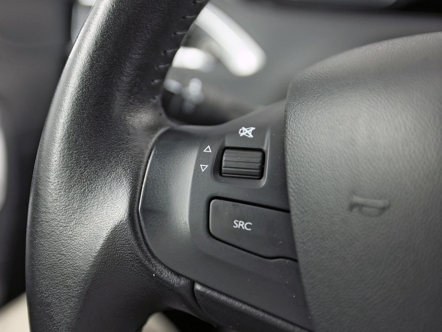 Peugeot 2008 1.2 PureTech Sport (SCHERM, CRUISE, SPORTSTOELEN, NIEUWE APK, NIEUWSTAAT)