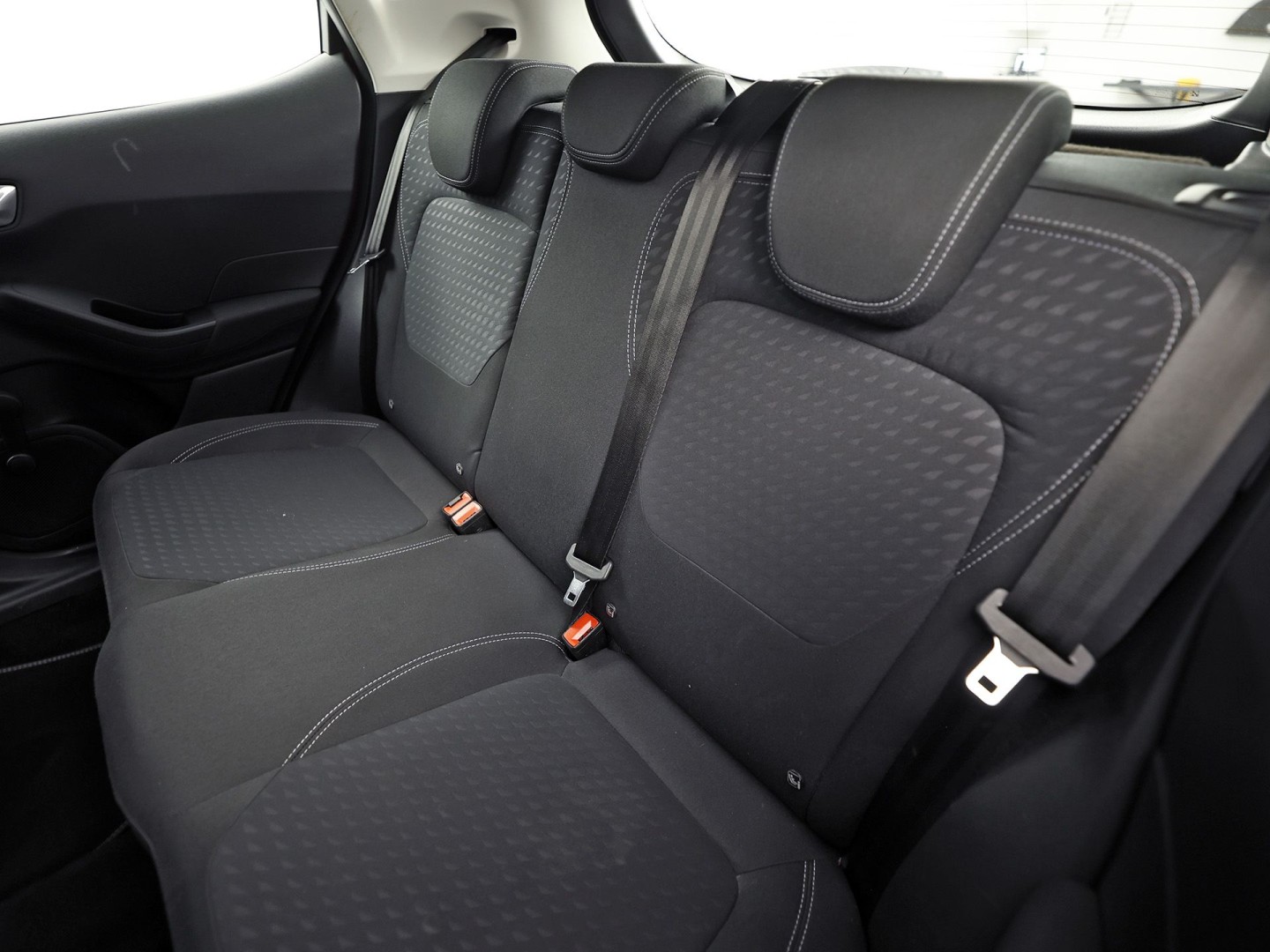 Ford Fiesta 1.0 EcoBoost Titanium (APPLE CARPLAY, GROOT NAVI, CLIMATE, CAMERA, KEYLESS, SPORTSTOELEN, ADAPTIVE CRUISE, LM VELGEN, NIEUWSTAAT)