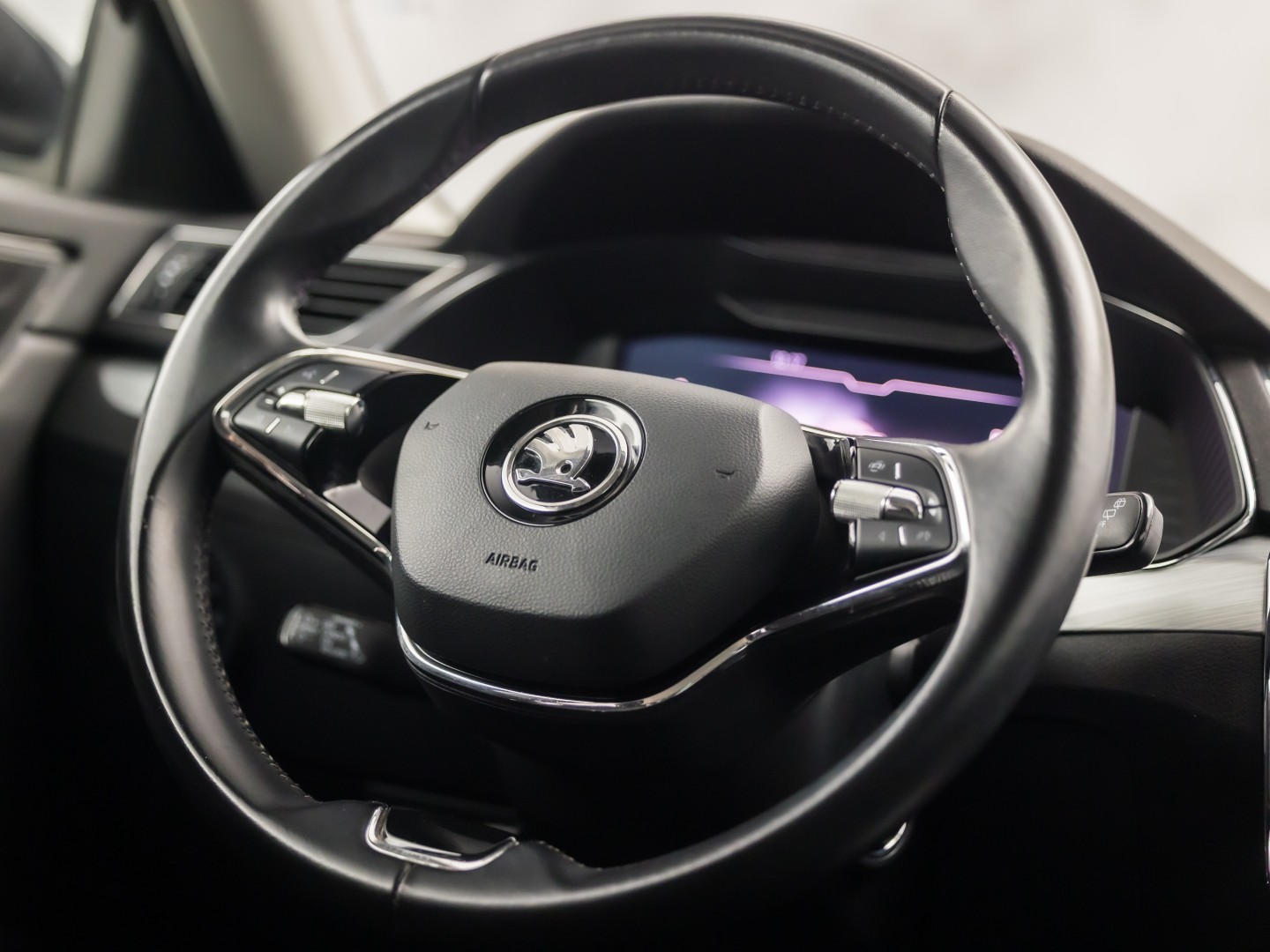Škoda Superb Combi 1.4 TSI iV Business Sport 218Pk Automaat (VIRTUAL COCKPIT, APPLE CARPLAY, GROOT NAVI, CAMERA, STOELVERWARMING, SPORTSTOELEN, KEYLESS, ADAPTIVE CRUISE, GETINT GLAS, NIEUWSTAAT)