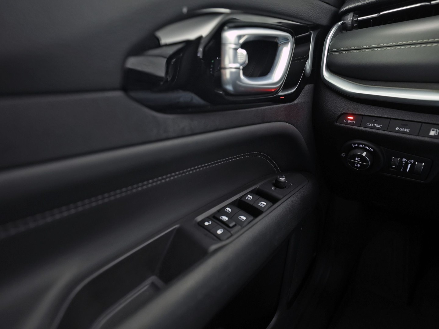 Jeep Compass 4xe 190 Plug-in Hybrid Electric Night Eagle. Automaat (NAP, APPLE CARPLAY, GROOT NAVI, LEDER, ADAPTIVE CRUISE, SPORTSTOELEN, GETINT GLAS, KEYLESS, NIEUWSTAAT)