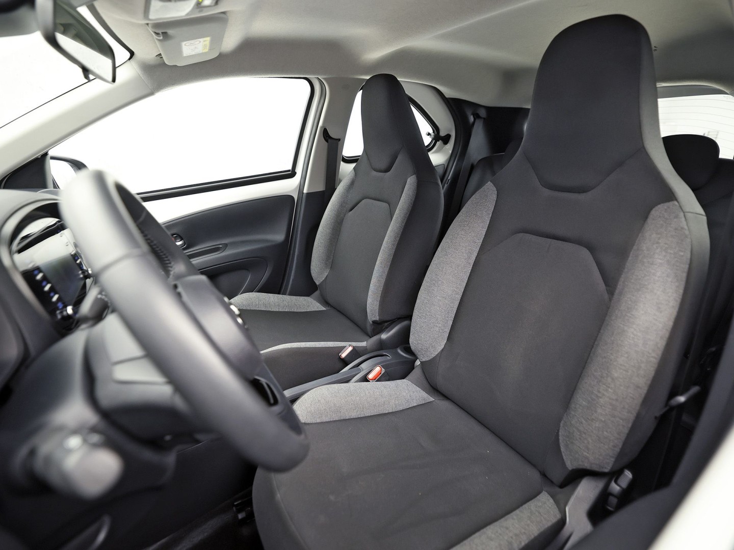 Toyota Aygo 1.0 VVT-i MT Play (APPLE CARPLAY, NAVIGATIE, ADAPTIVE CRUISE, SPORTSTOELEN, LANE ASSIST, CAMERA, NIEUWSTAAT)