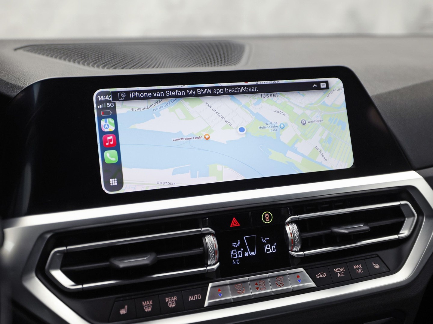 BMW 3-serie Touring 320e High Executive 204Pk Automaat (APPLE CARPLAY, M STUUR, GROOT NAVI, STOELVERWARMING, CAMERA, LEDER, SPORTSTOELEN, GETINT GLAS, ZWART HEMEL, NIEUWE APK, NIEUWSTAAT)