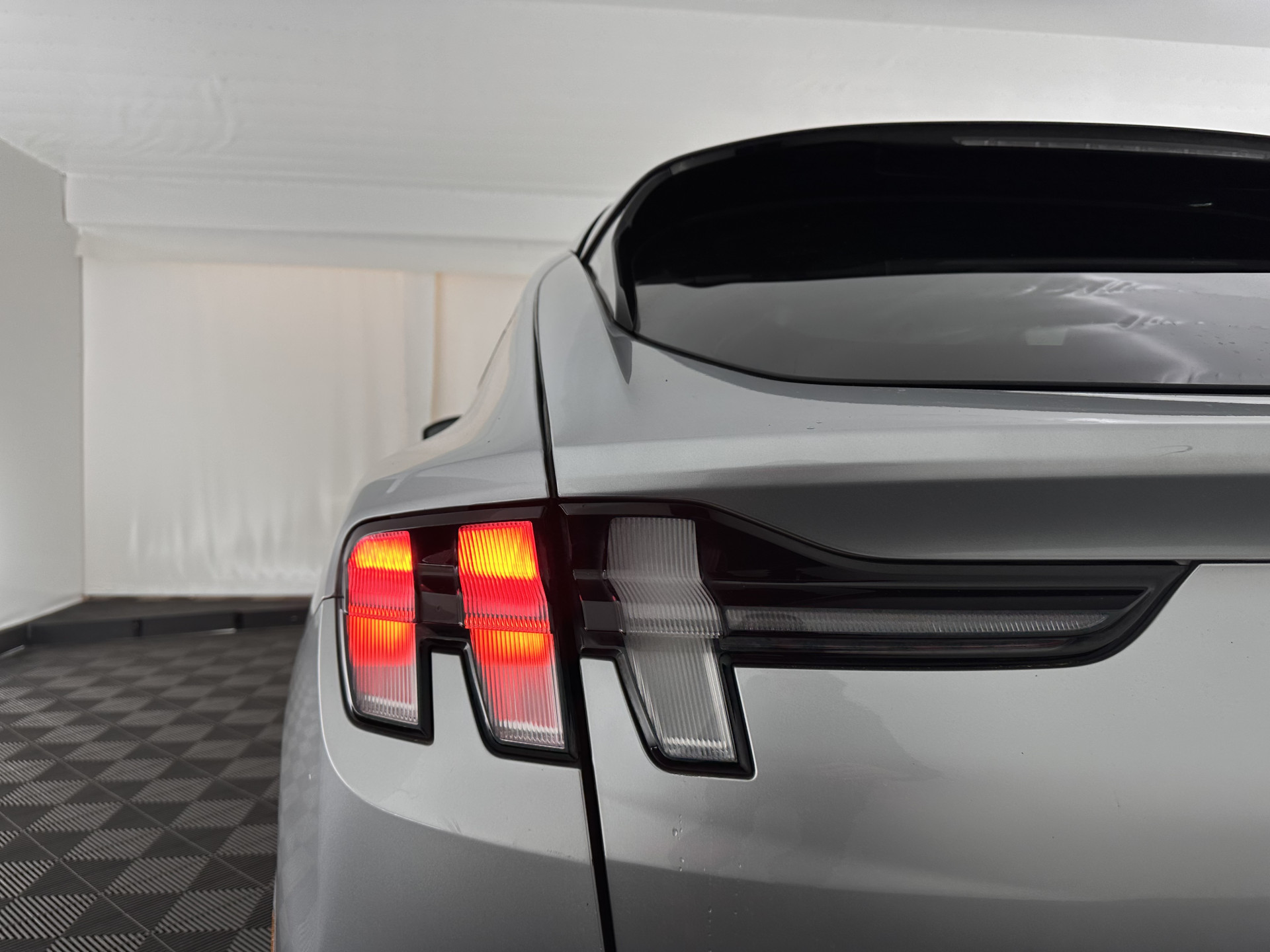 Ford Mustang Mach-E RWD 75 kWh [ 3-Fase ] (INCL.BTW) *LEATHER | FULL-LED | DAB | DIGI-COCKPIT | KEYLESS | NAVI-FULLMAP | CARPLAY | HEATED-COMFORTSEATS | TOPVIEW | ADAPTIVE-CRUISE | PRIVACY-GLASS | 18'' ALU*